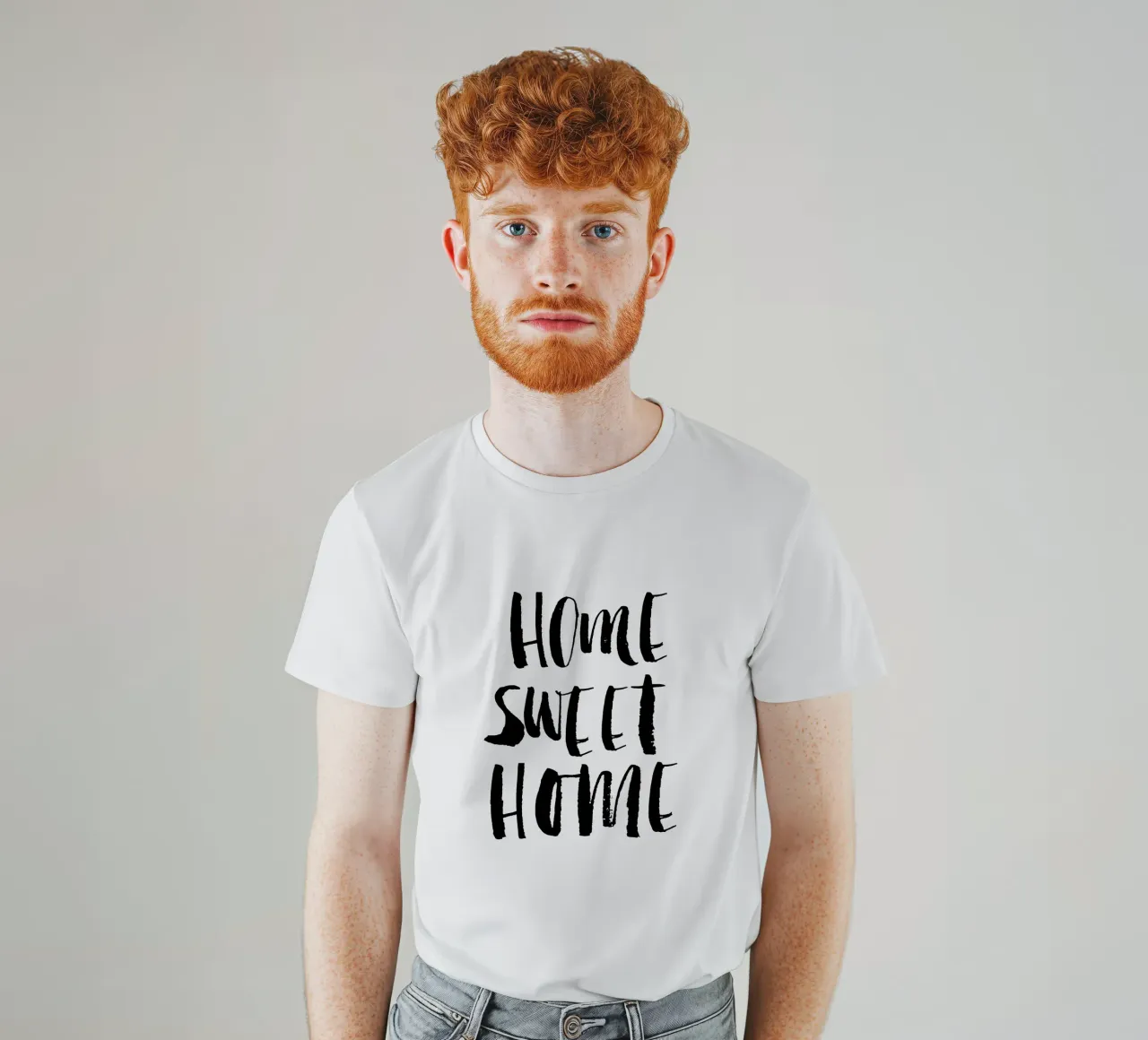 Home Sweet Home Design tipografico in bianco e nero t-shirt da THE MOTIVATED TYPE