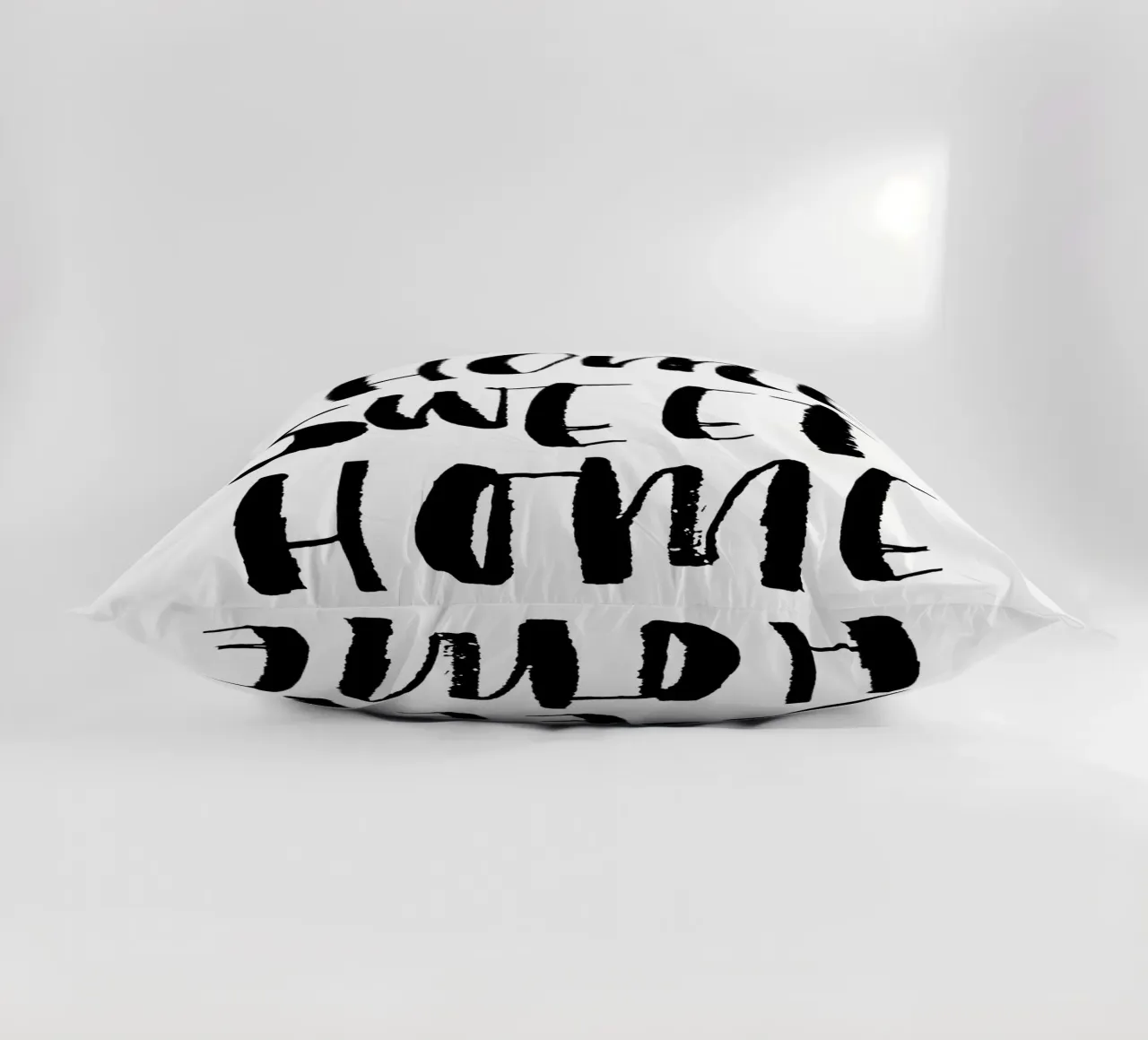 Home Sweet Home Design tipografico in bianco e nero cuscino da THE MOTIVATED TYPE