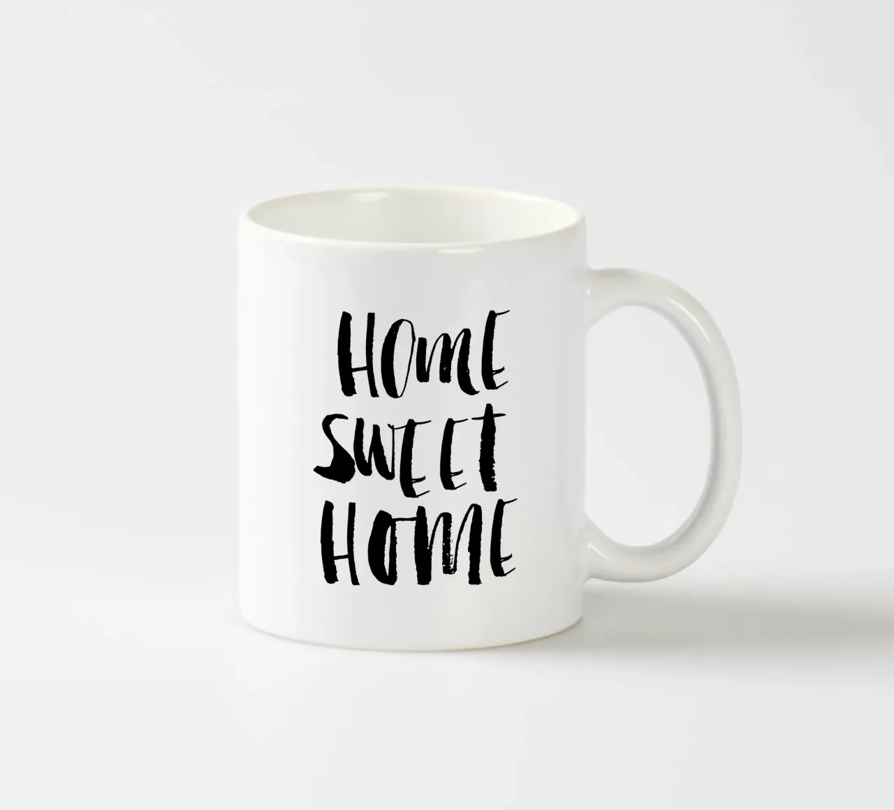 Home Sweet Home Design tipografico in bianco e nero tazza in ceramica da THE MOTIVATED TYPE