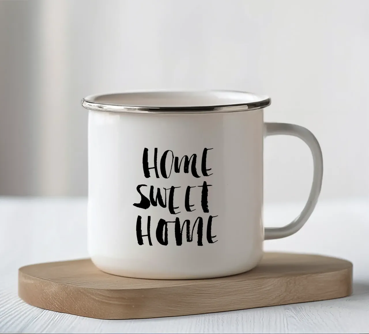 Home Sweet Home Design tipografico in bianco e nero tazza in smalto da THE MOTIVATED TYPE