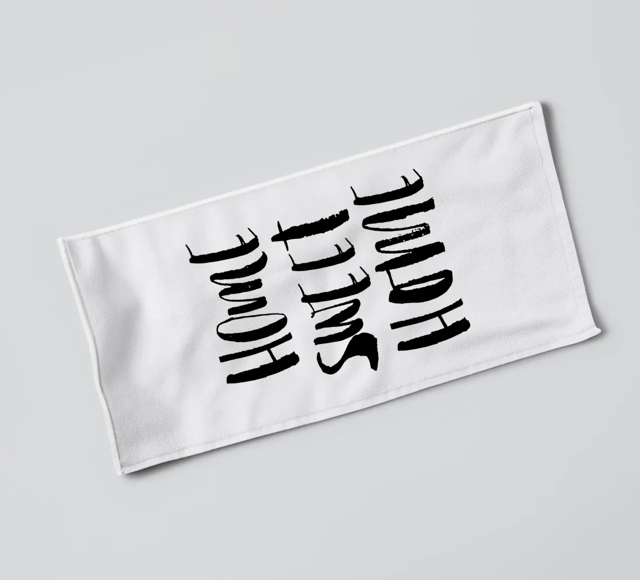 Home Sweet Home Design tipografico in bianco e nero asciugamano da bagno da THE MOTIVATED TYPE