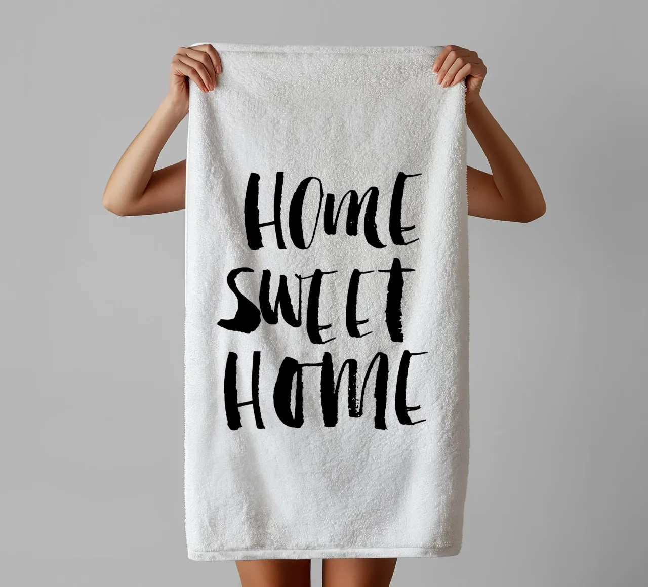 Home Sweet Home Design tipografico in bianco e nero asciugamano da bagno da THE MOTIVATED TYPE
