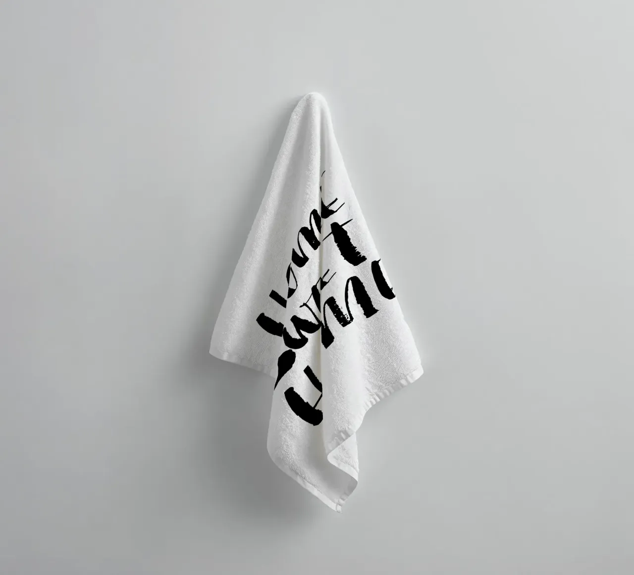 Home Sweet Home Design tipografico in bianco e nero asciugamano da bagno da THE MOTIVATED TYPE