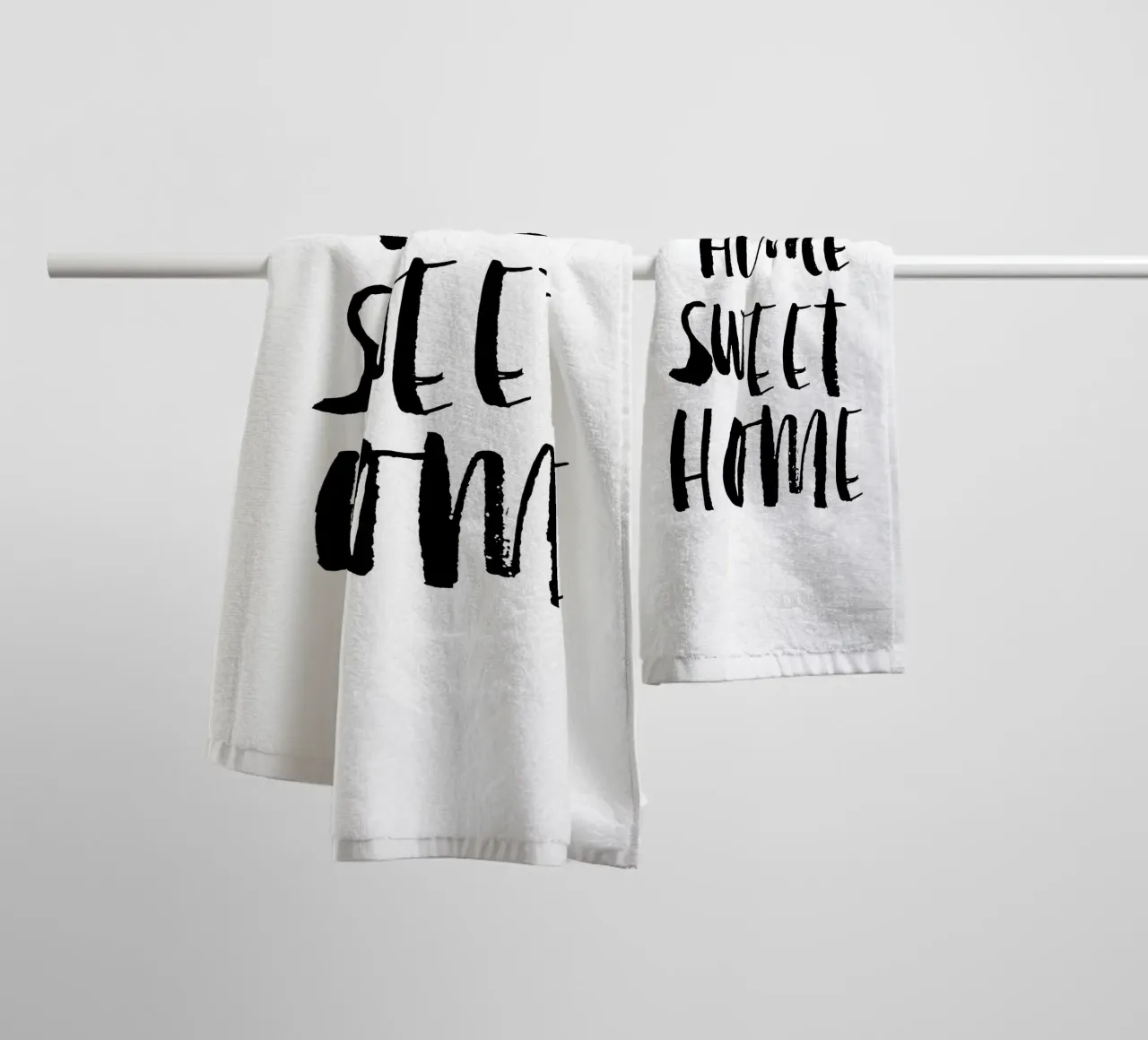 Home Sweet Home Design tipografico in bianco e nero asciugamano da bagno da THE MOTIVATED TYPE