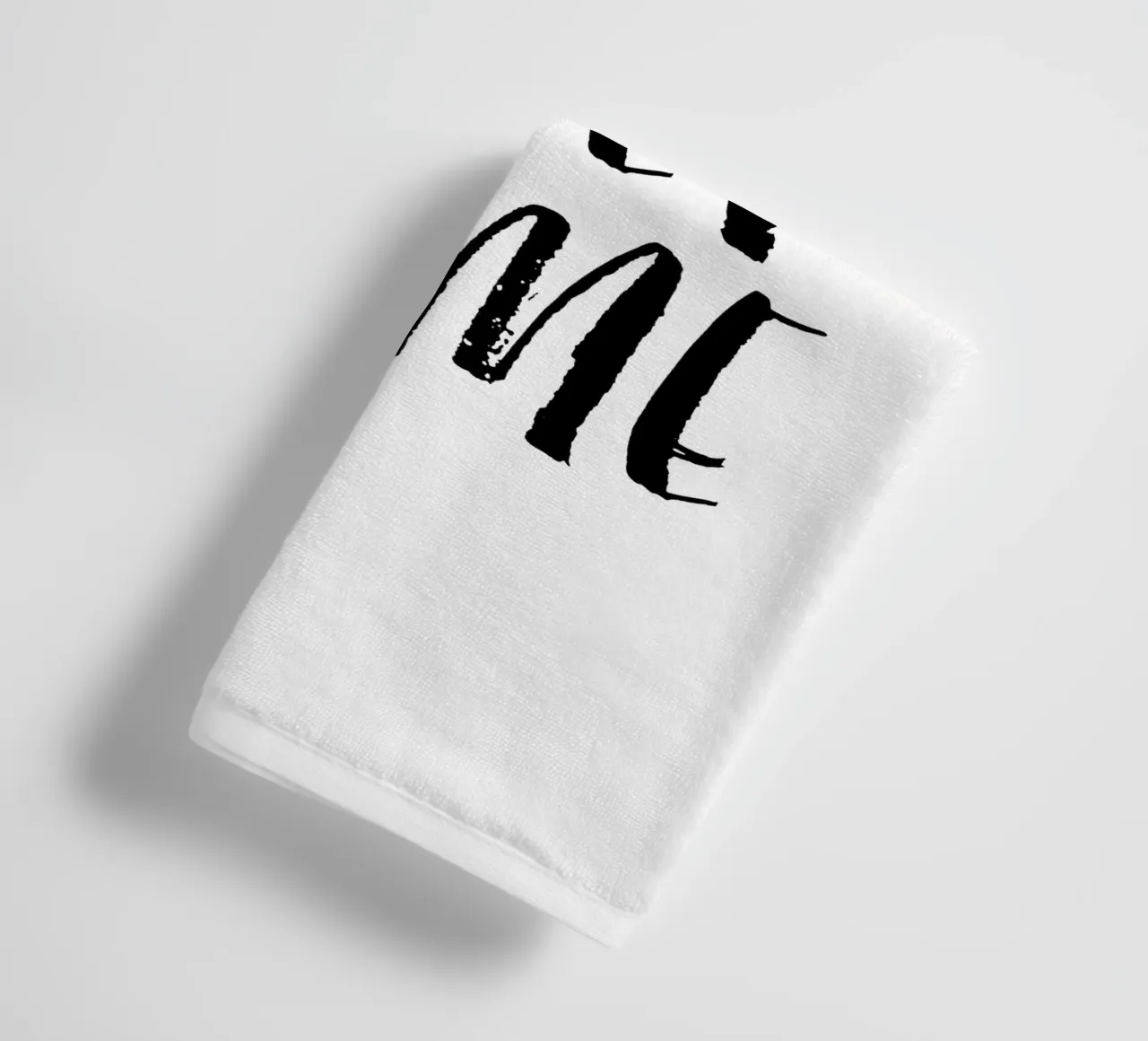 Home Sweet Home Design tipografico in bianco e nero asciugamano da bagno da THE MOTIVATED TYPE