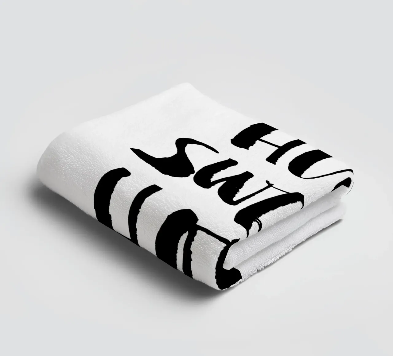 Home Sweet Home Design tipografico in bianco e nero asciugamano da bagno da THE MOTIVATED TYPE