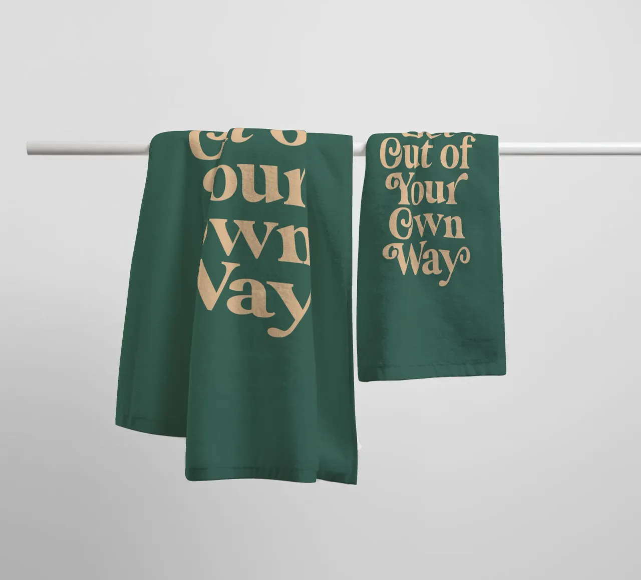 Stampa motivazionale "Fuori dai piedi" in verde asciugamano da bagno da THE MOTIVATED TYPE