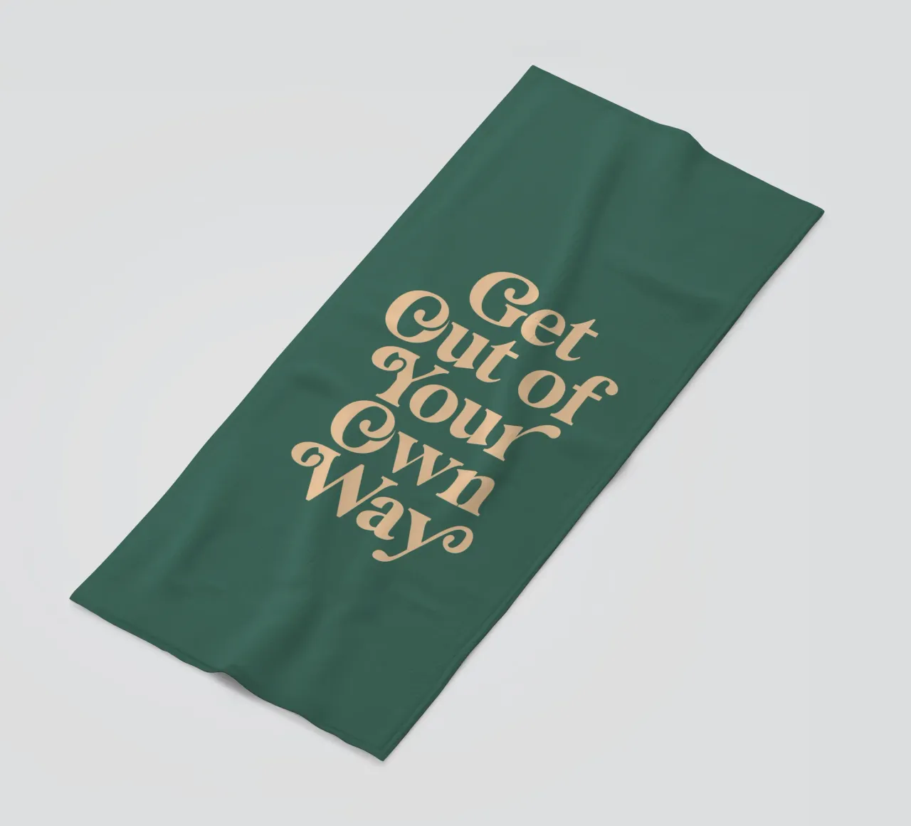 Imprimé de motivation "Get Out of Your Own Way" en vert serviette de plage de THE MOTIVATED TYPE