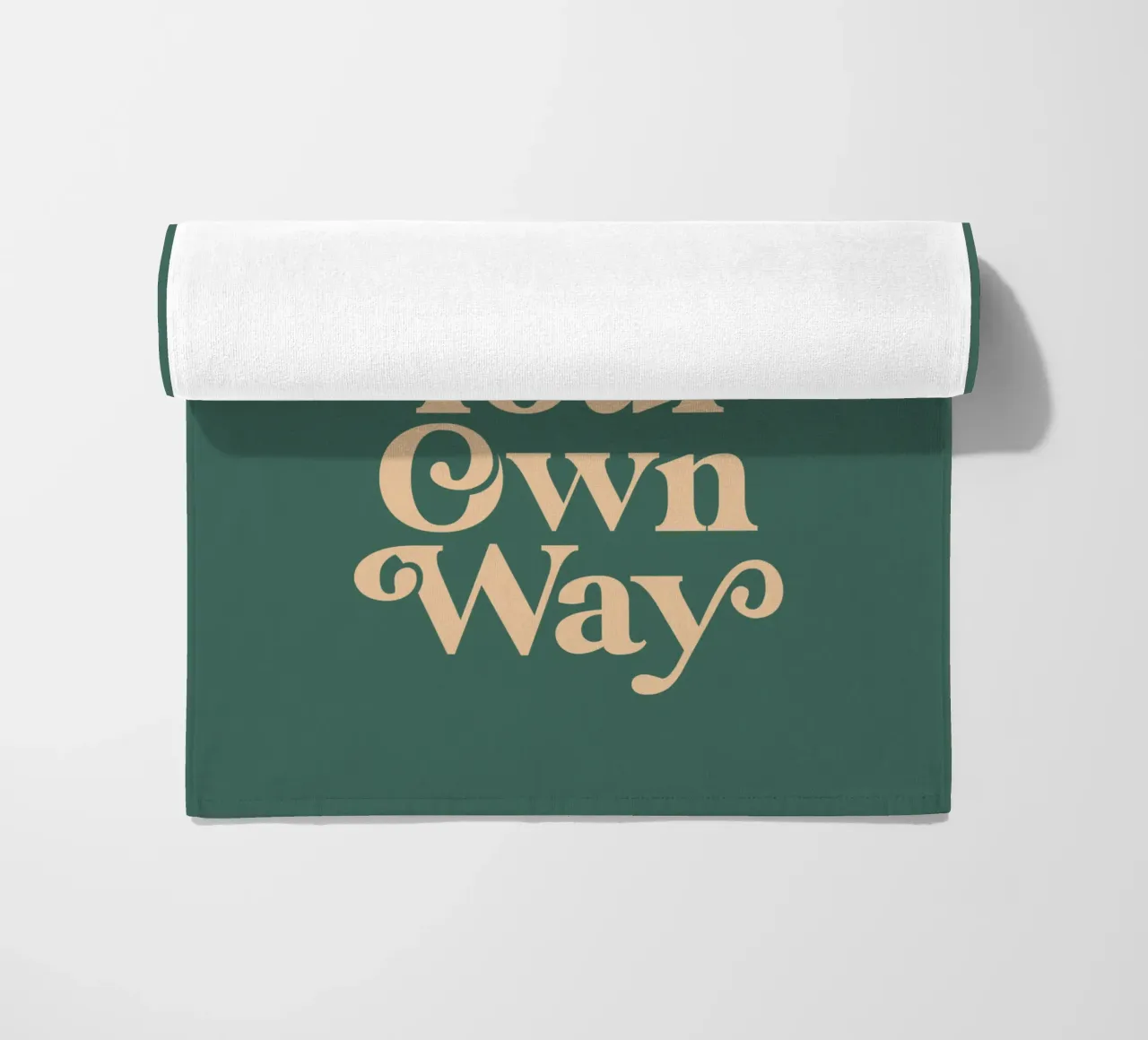 Imprimé de motivation "Get Out of Your Own Way" en vert serviette de plage de THE MOTIVATED TYPE
