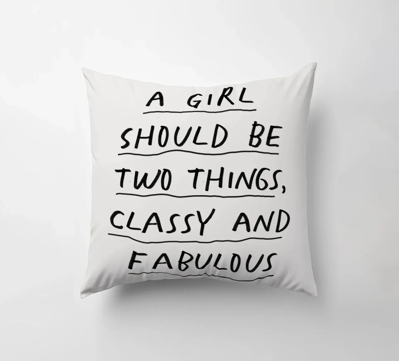 Una ragazza dovrebbe essere due cose: di classe e favolosa. cuscino da THE MOTIVATED TYPE