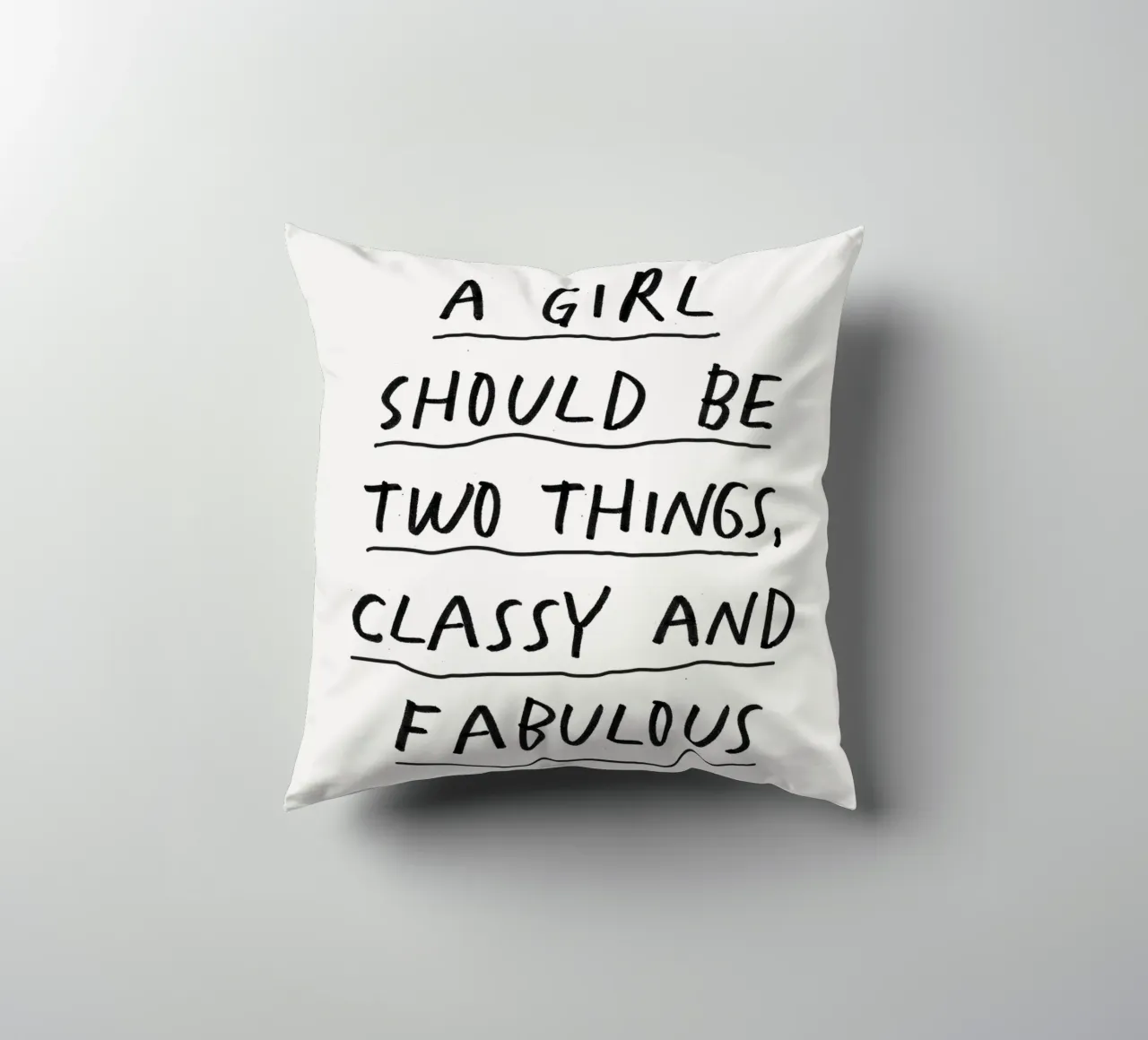 Una ragazza dovrebbe essere due cose: di classe e favolosa. cuscino da THE MOTIVATED TYPE