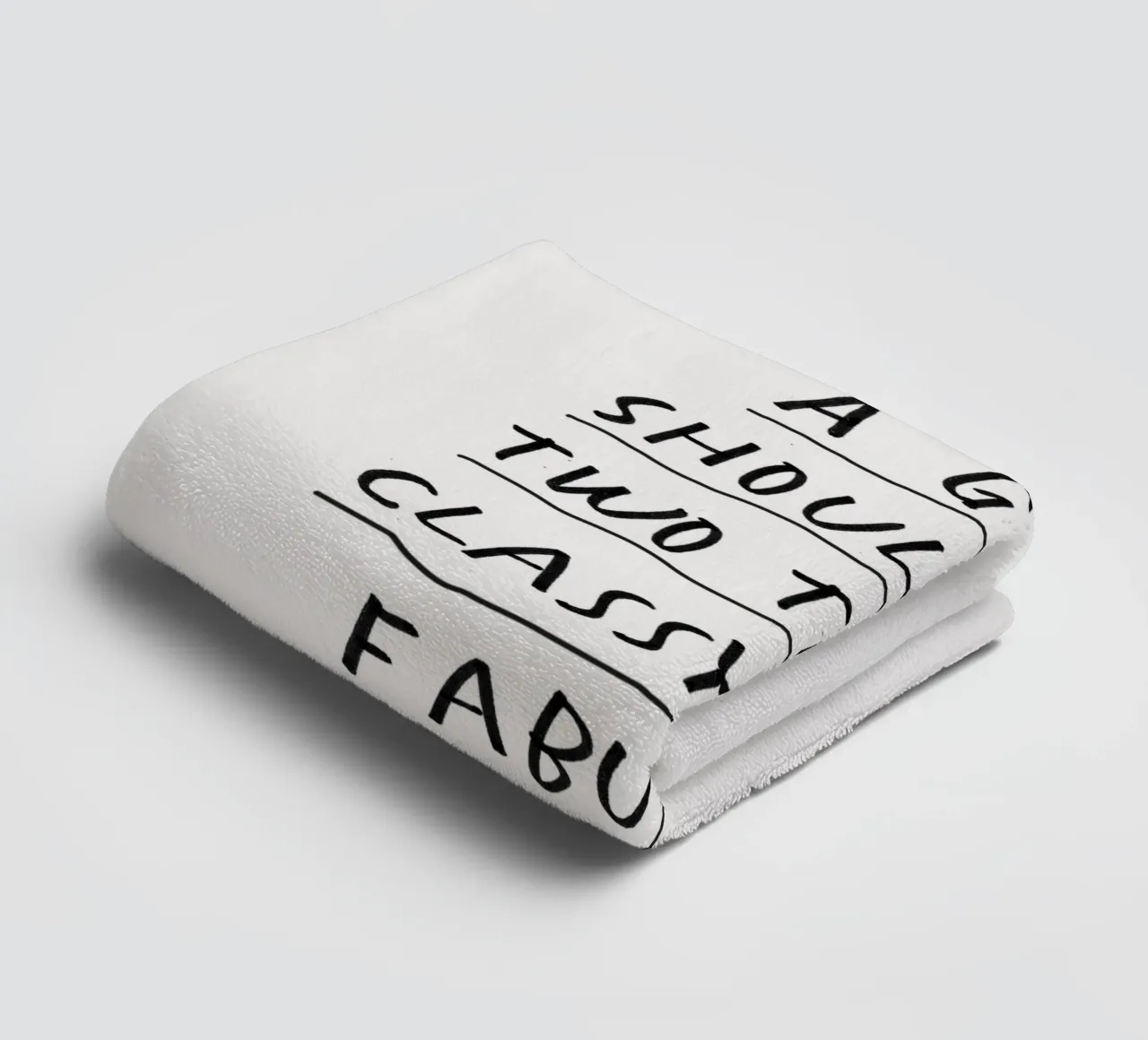 Una ragazza dovrebbe essere due cose: di classe e favolosa. asciugamano da bagno da THE MOTIVATED TYPE