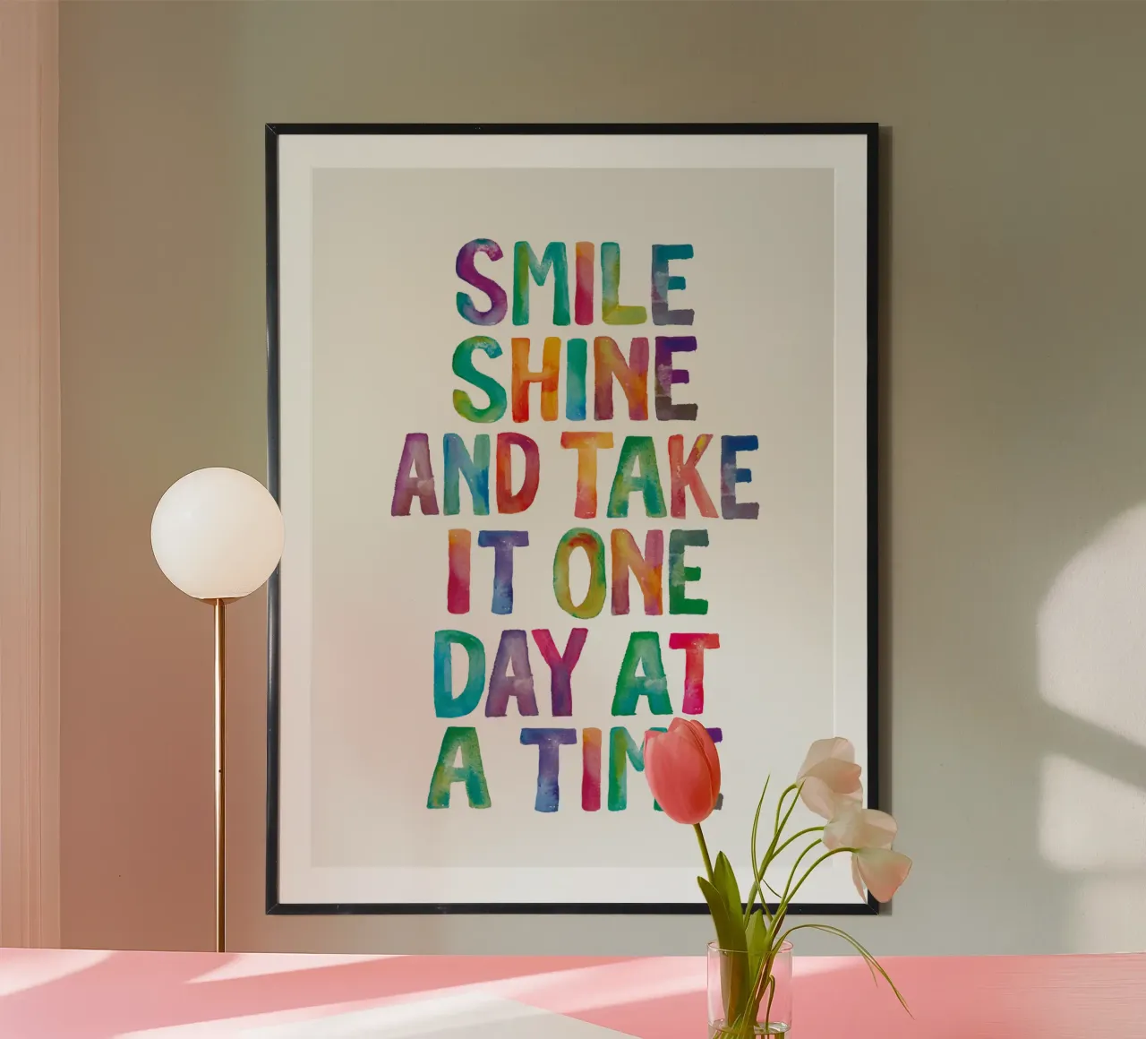 Smile Shine and Take it One Day at a Time Typografie Druck Poster mit Kunststoffrahmen von THE MOTIVATED TYPE