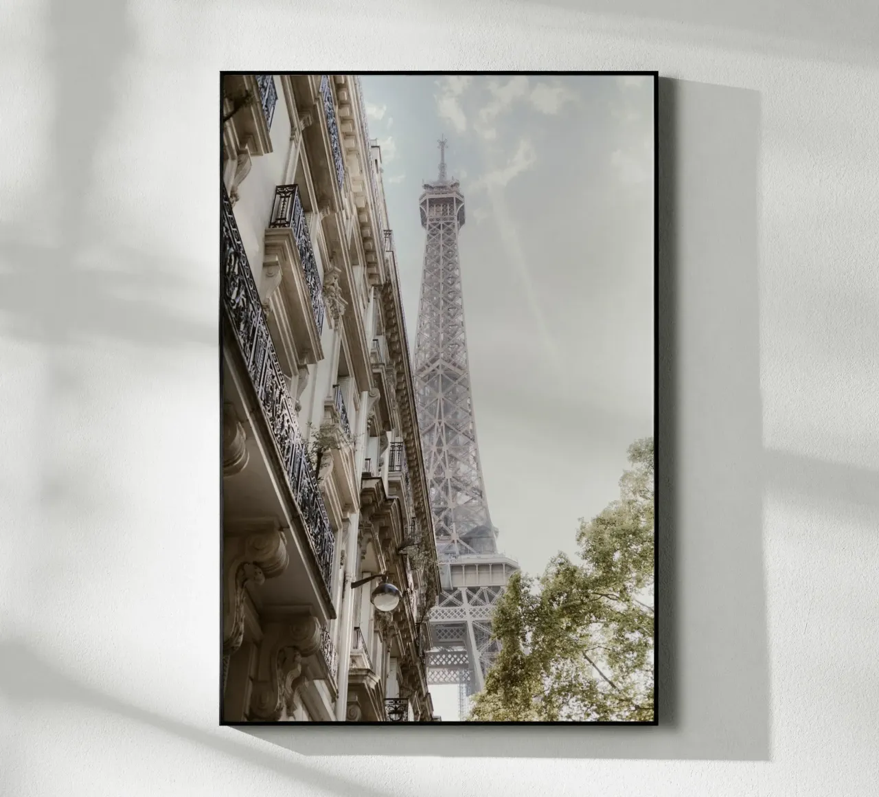 Pariser Eleganz - Der Eiffelturm zwischen Altbaucharme plexiglass da Saskia Kamenz