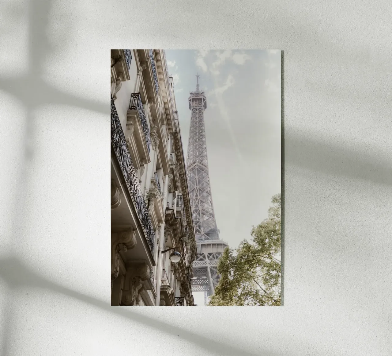 Pariser Eleganz - Der Eiffelturm zwischen Altbaucharme plexiglass da Saskia Kamenz