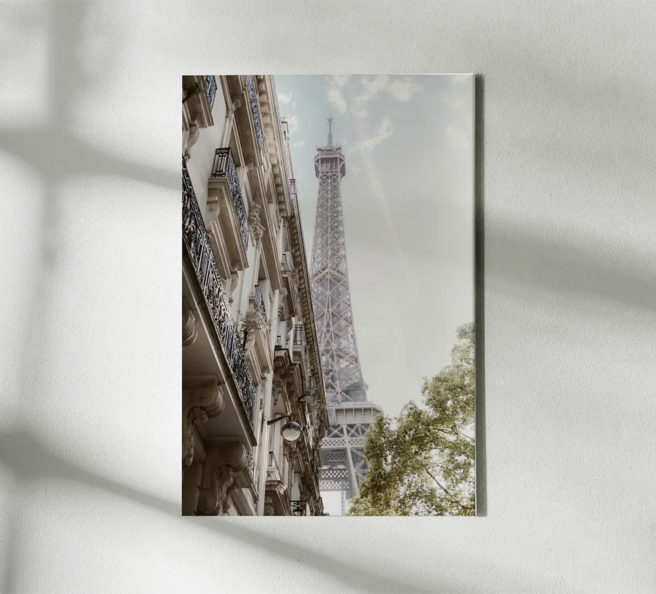 Pariser Eleganz - Der Eiffelturm zwischen Altbaucharme canvas by Saskia Kamenz