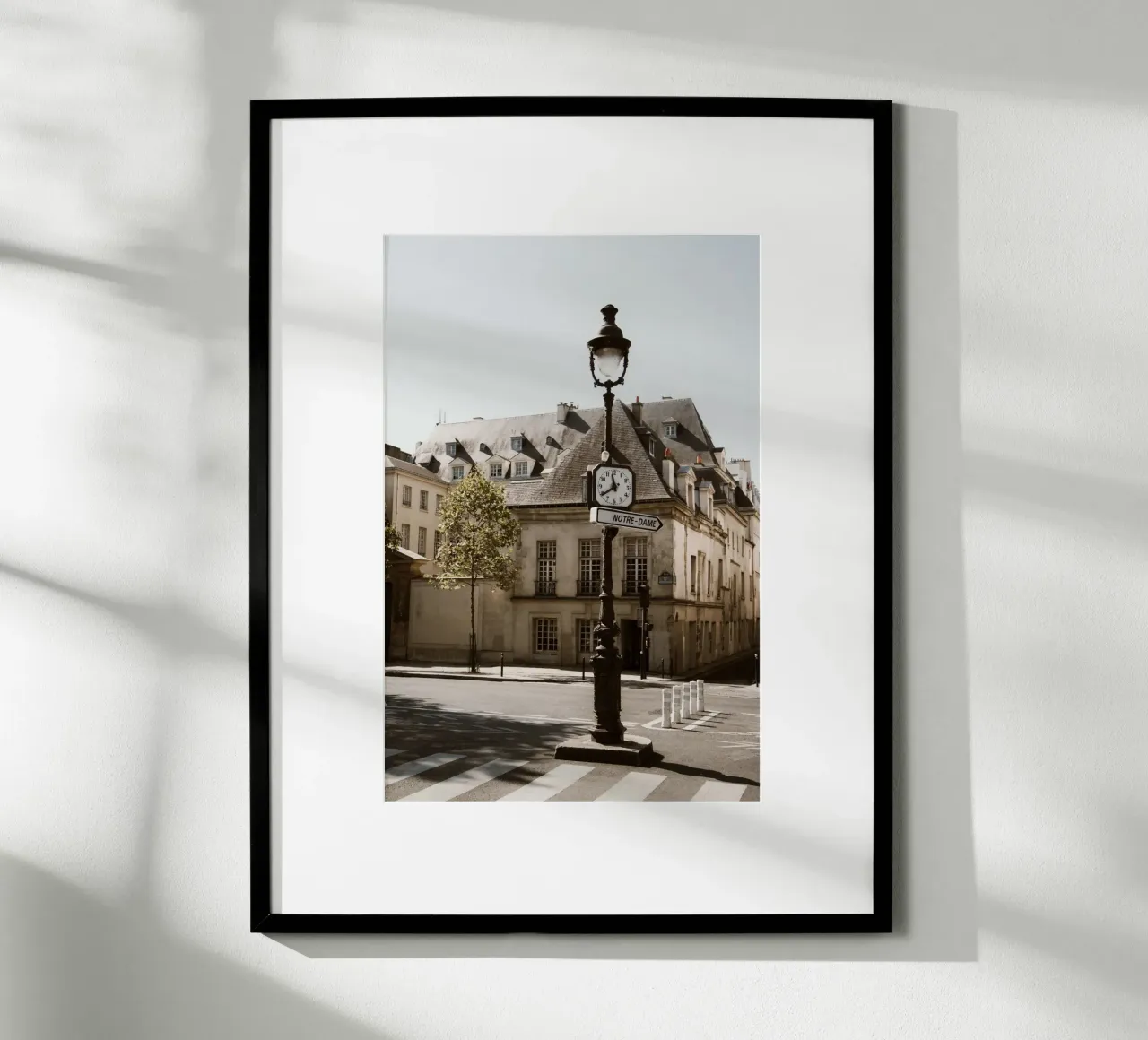 Tijdloze elegantie in Parijs poster met aluminium frame van Saskia Kamenz