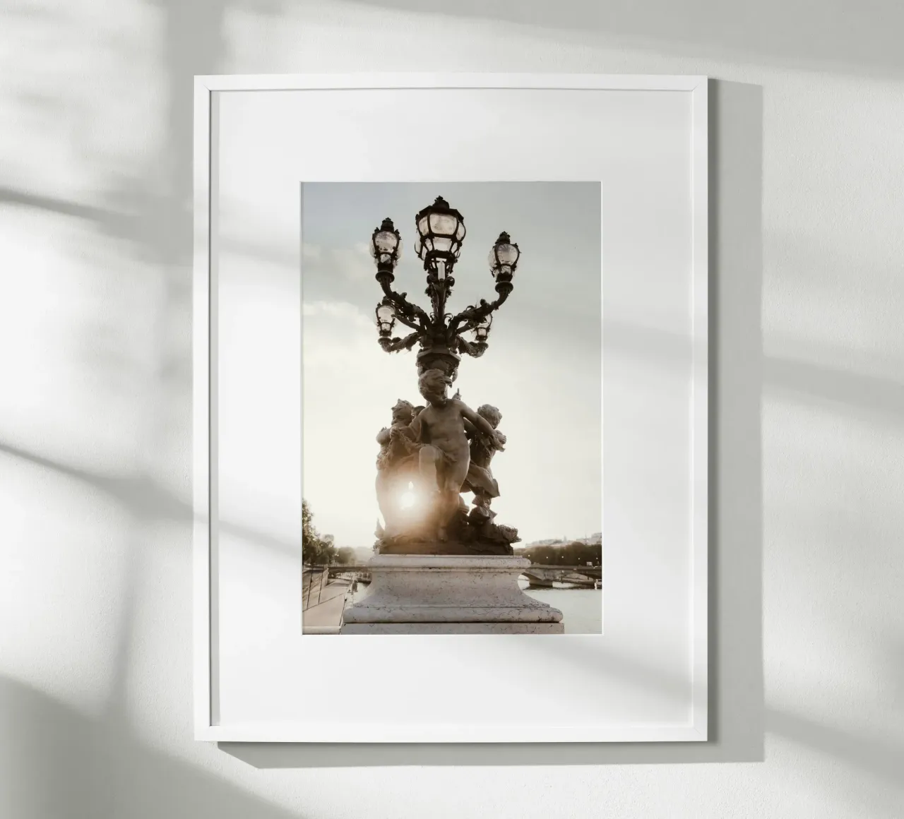 Luce soffusa a Parigi poster con telaio in plastica da Saskia Kamenz