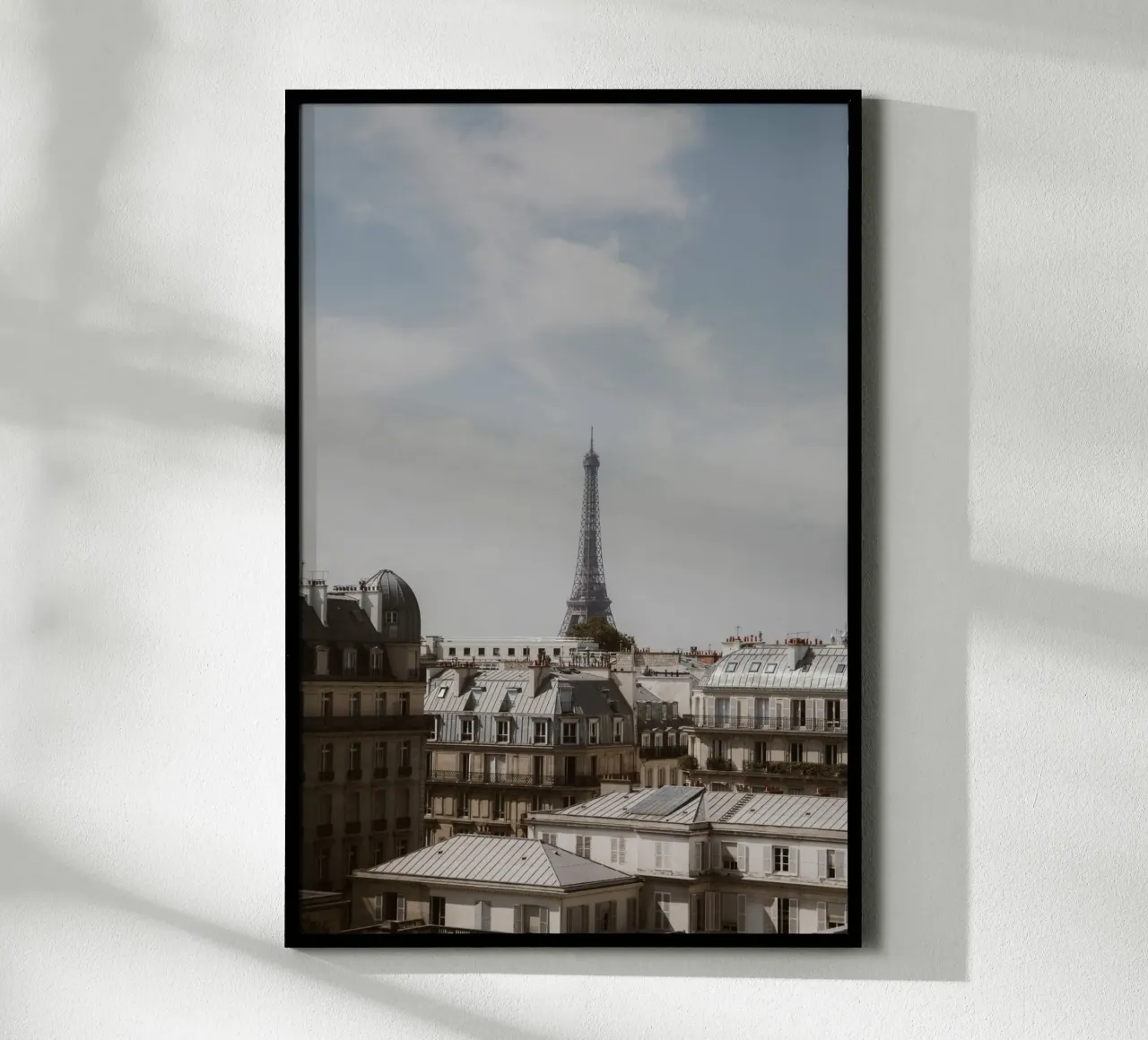 Tetto a Parigi poster con telaio in legno da Saskia Kamenz