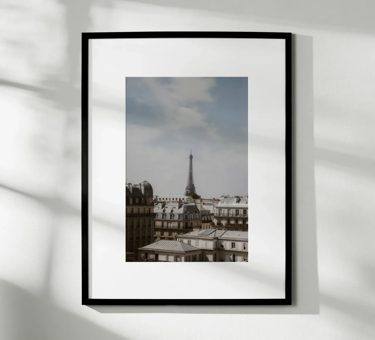 Tetto a Parigi poster con telaio in legno da Saskia Kamenz