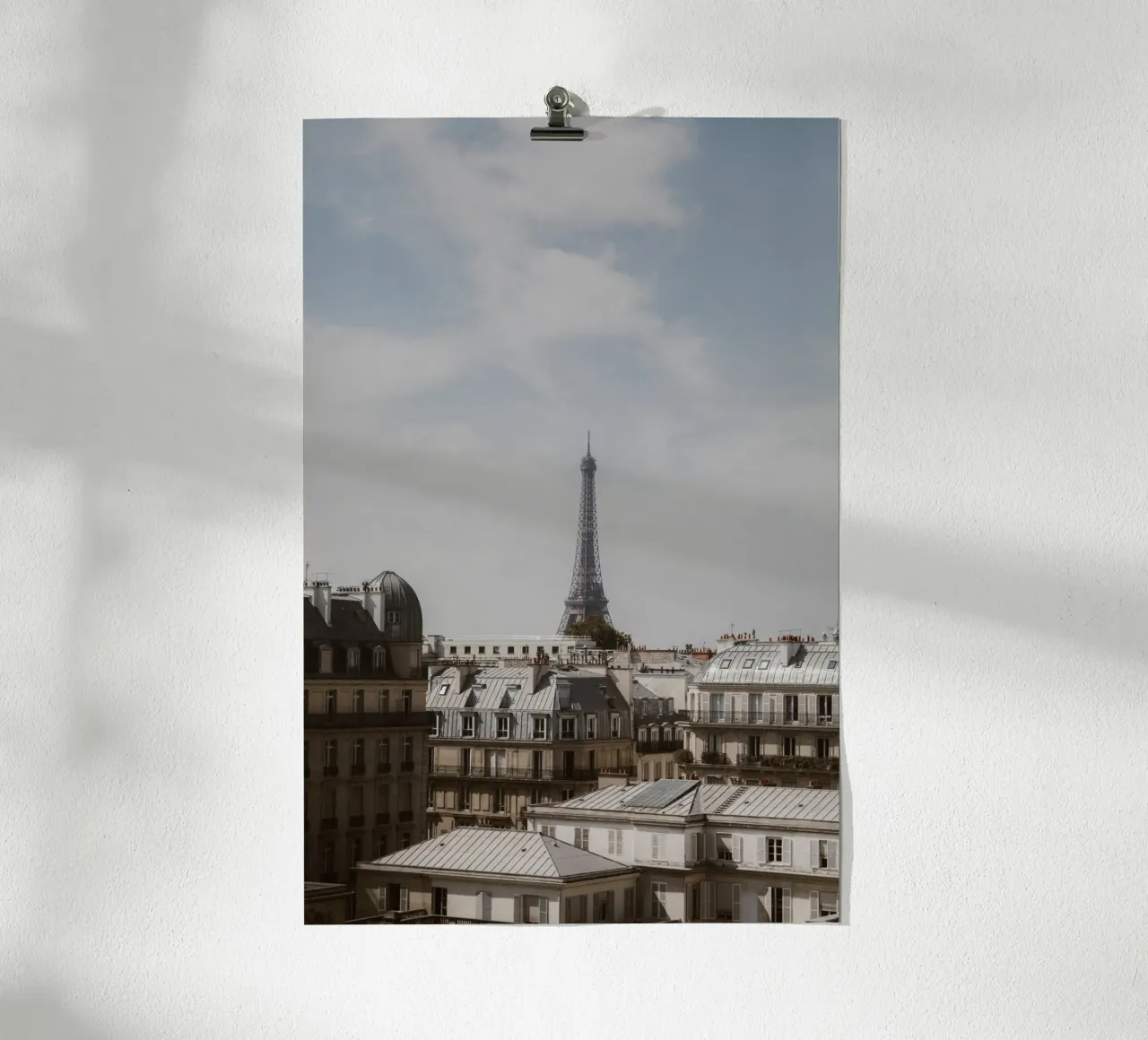 Tetto a Parigi poster con telaio in legno da Saskia Kamenz