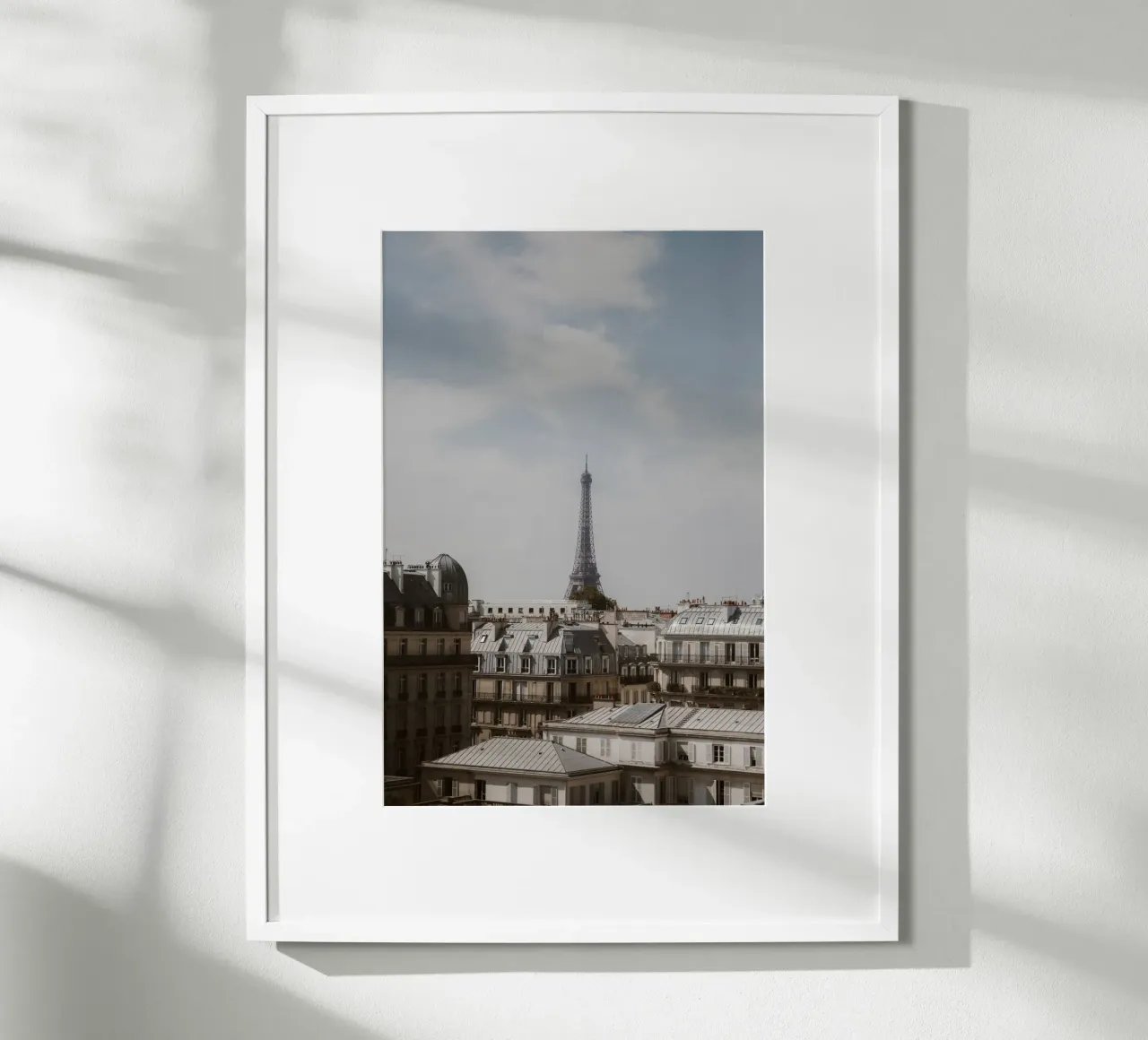 Tetto a Parigi poster con telaio in legno da Saskia Kamenz