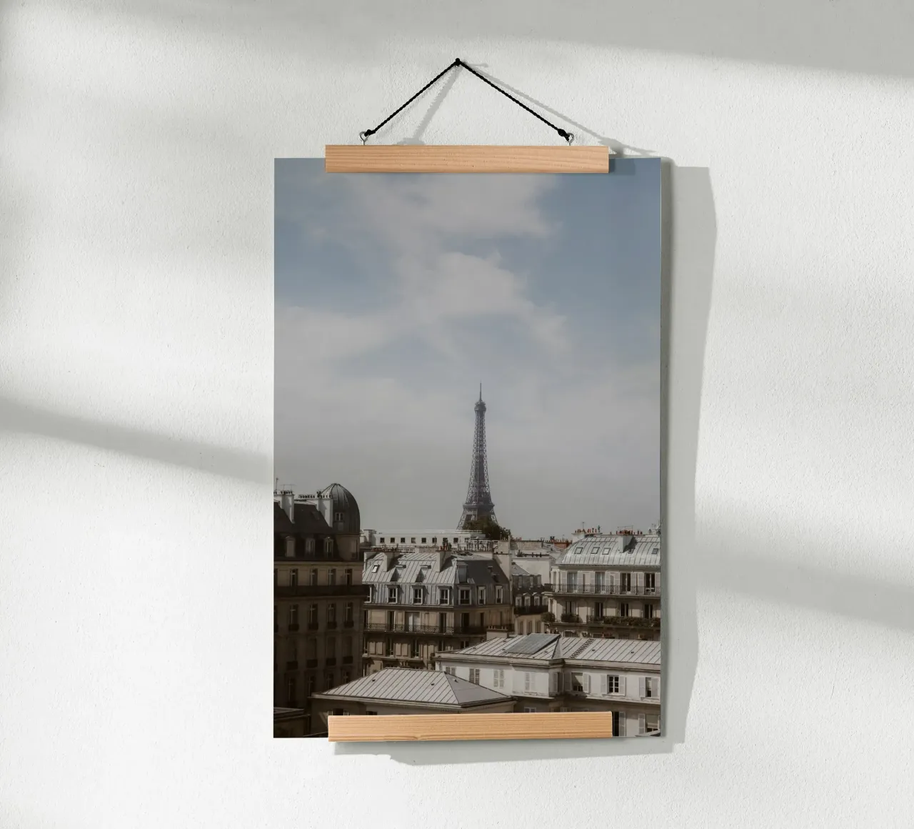 Tetto a Parigi poster con telaio in legno da Saskia Kamenz
