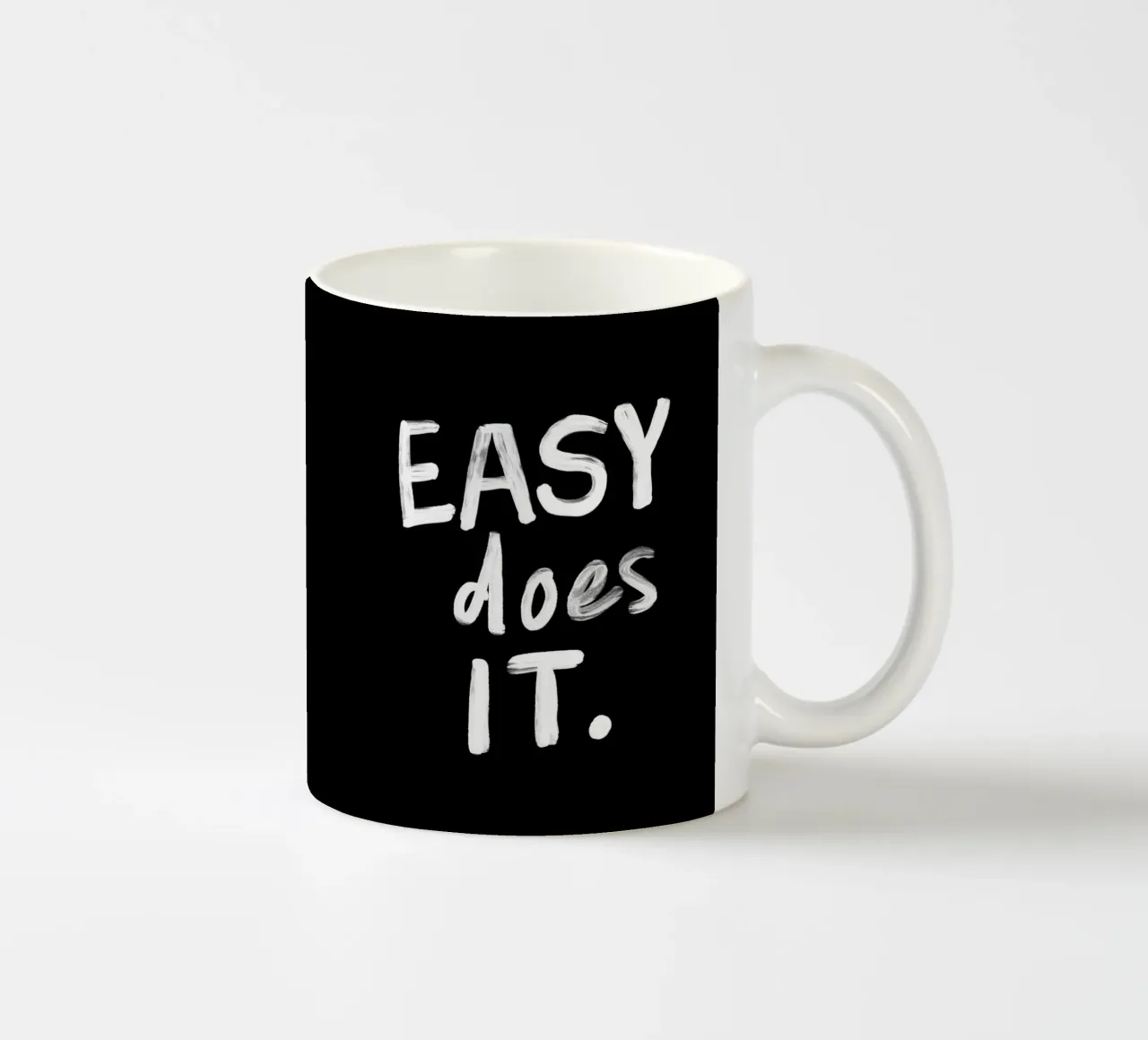 Easy Does It Typografie Print in zwart-wit keramische mok van THE MOTIVATED TYPE