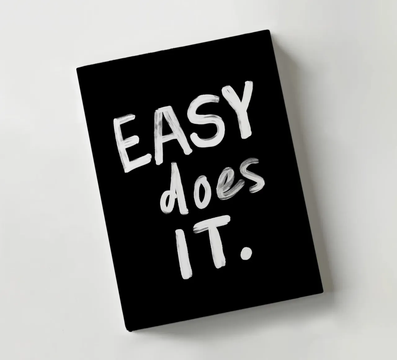Easy Does It Typographie imprimée en noir et blanc carnet de notes de THE MOTIVATED TYPE