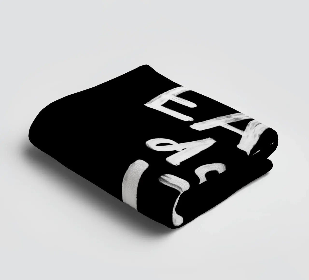Easy Does It Typografie Druck in Schwarz und Weiß Handtuch von THE MOTIVATED TYPE
