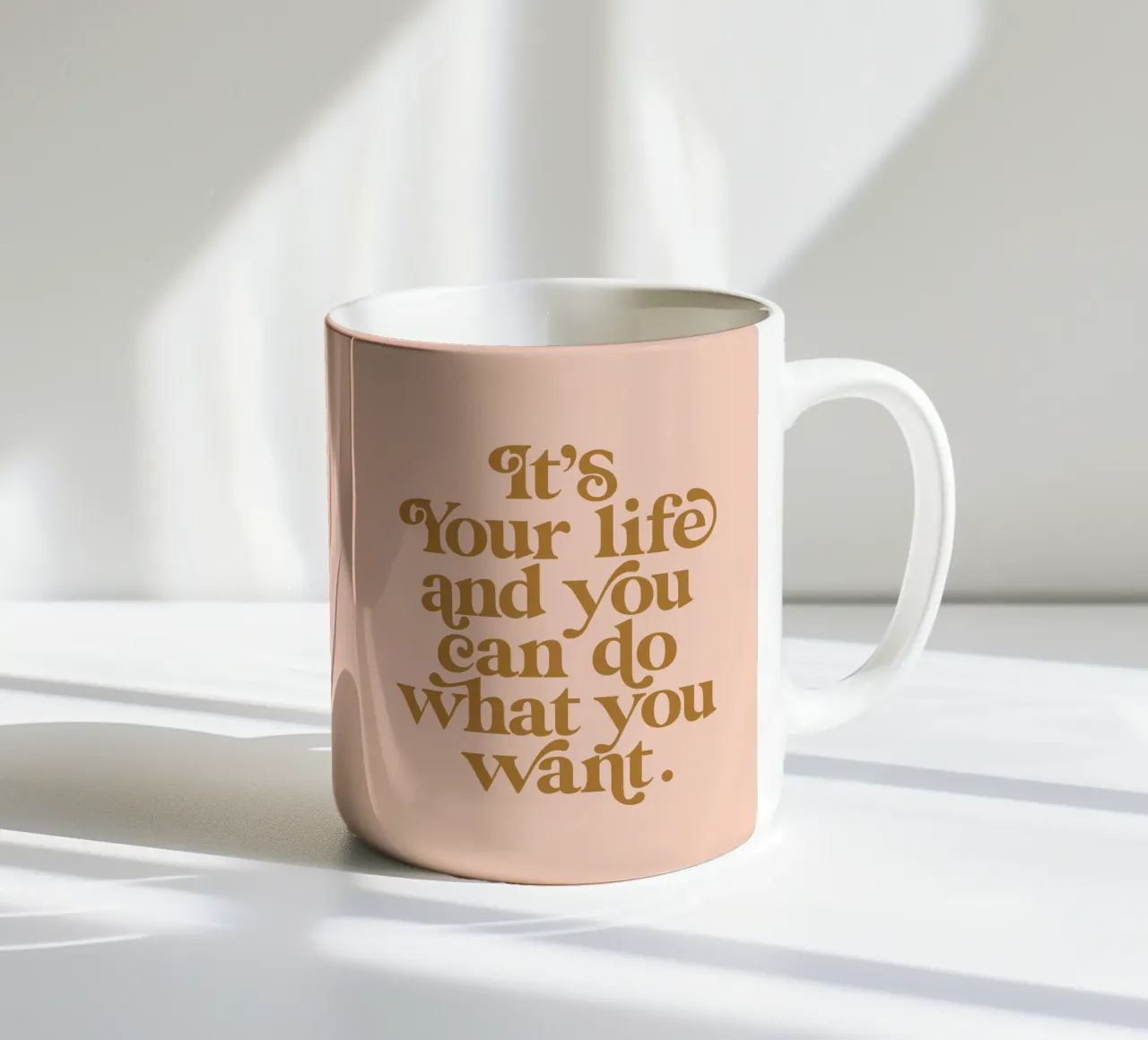 La vostra vita è vostra e potete fare ciò che volete tazza in ceramica da THE MOTIVATED TYPE