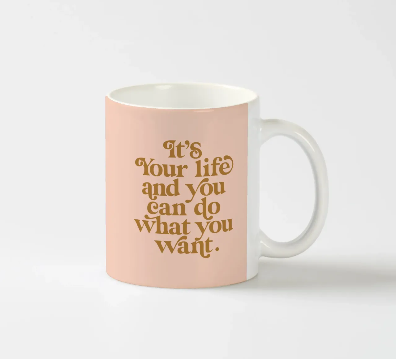La vostra vita è vostra e potete fare ciò che volete tazza in ceramica da THE MOTIVATED TYPE