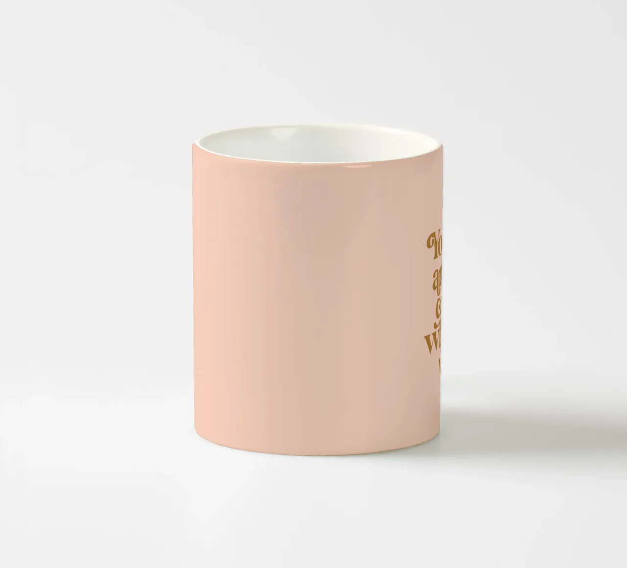 La vostra vita è vostra e potete fare ciò che volete tazza in ceramica da THE MOTIVATED TYPE