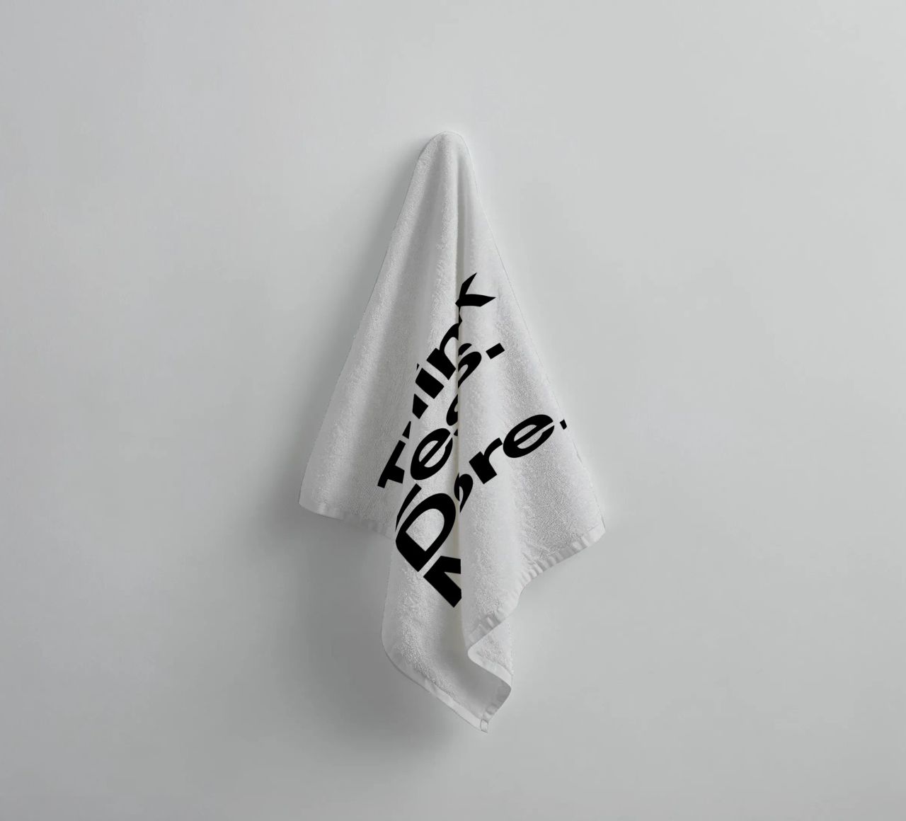 Stampa tipografica Think Less Do More in bianco e nero asciugamano da bagno da THE MOTIVATED TYPE