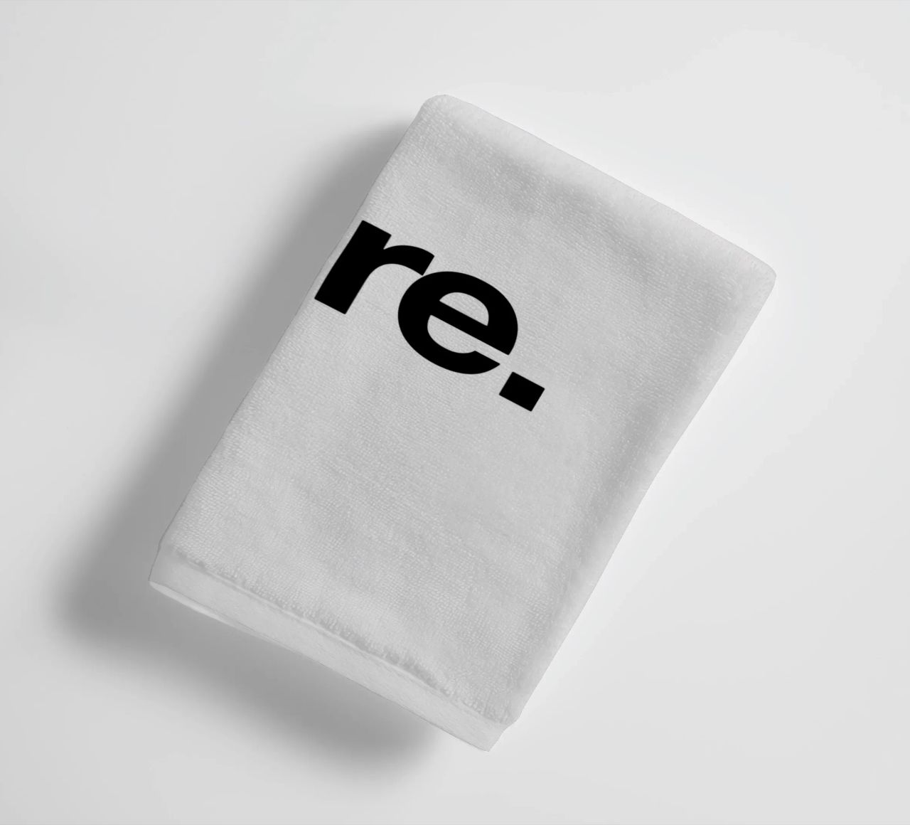 Stampa tipografica Think Less Do More in bianco e nero asciugamano da bagno da THE MOTIVATED TYPE