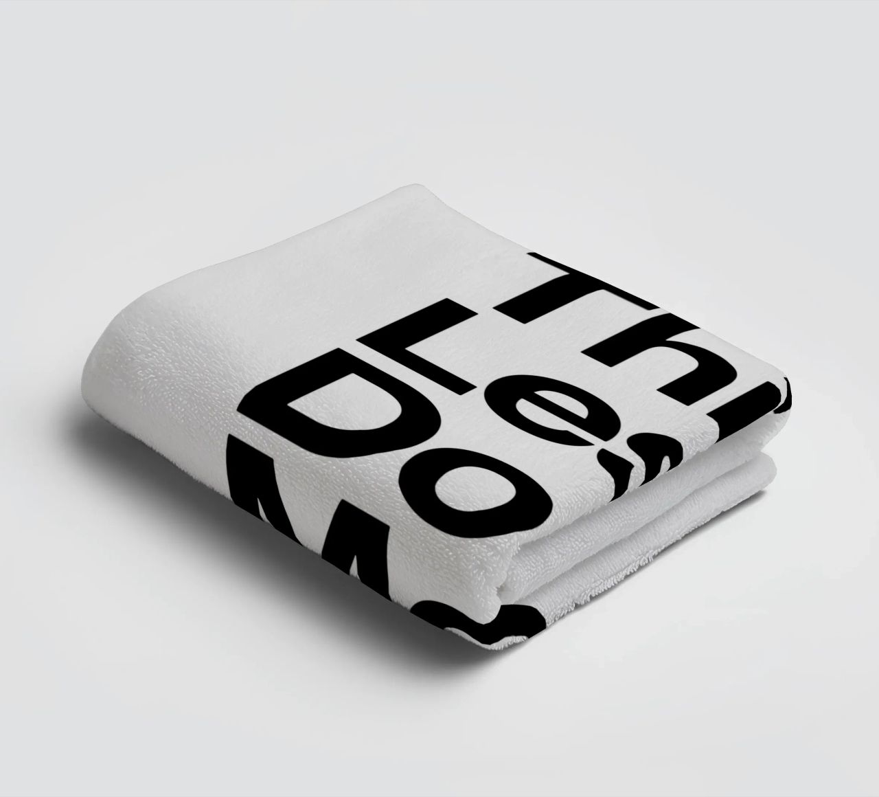 Stampa tipografica Think Less Do More in bianco e nero asciugamano da bagno da THE MOTIVATED TYPE