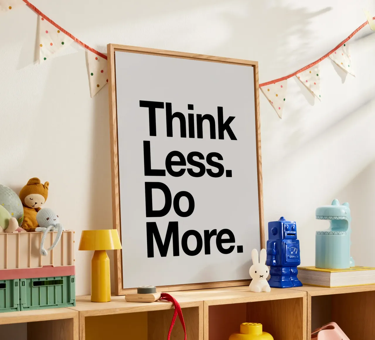Impresión tipográfica Think Less Do More en blanco y negro metacrilato de THE MOTIVATED TYPE