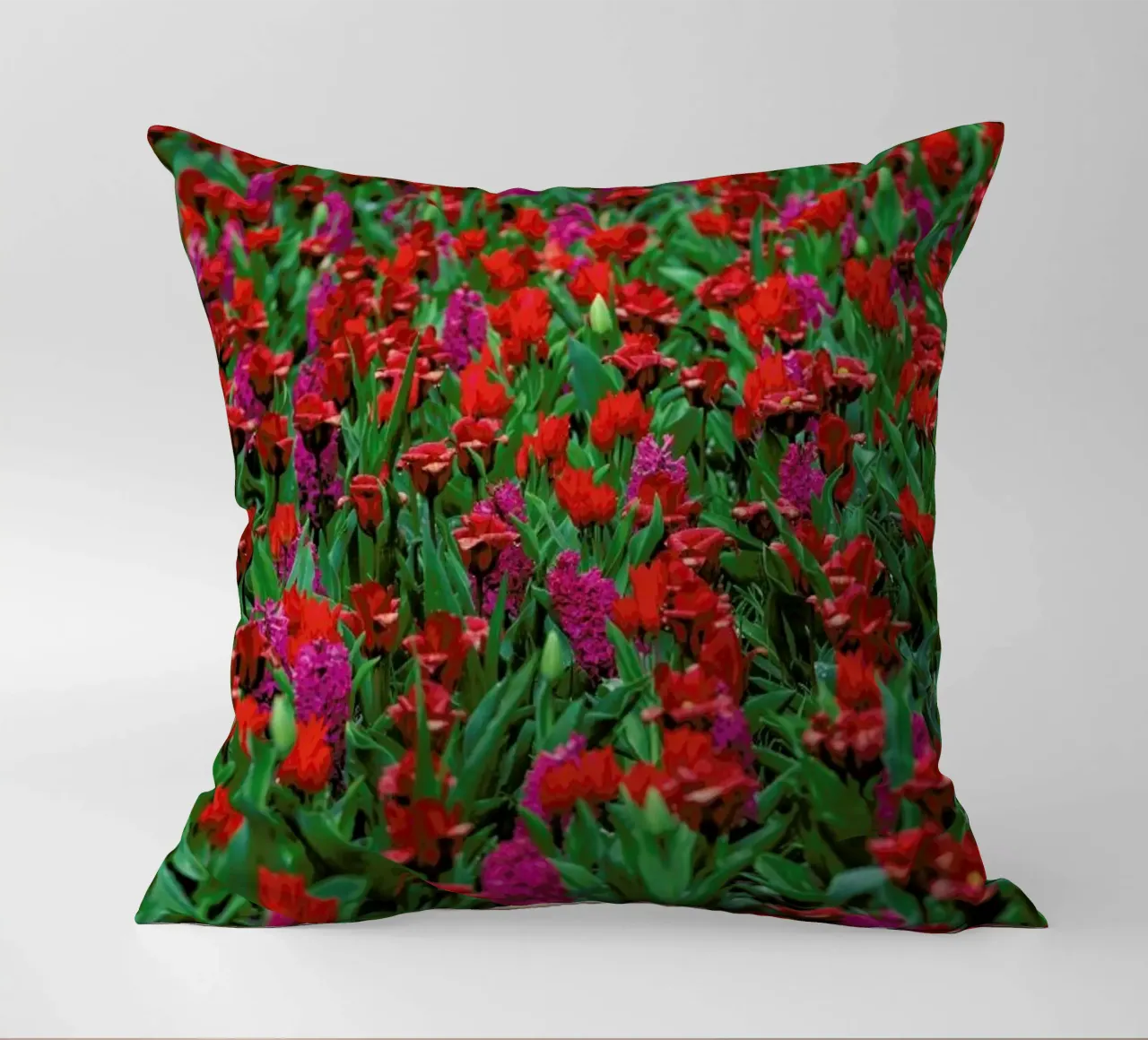 Tulip Field Red cuscino da Curious Collections by Marielle Leenders