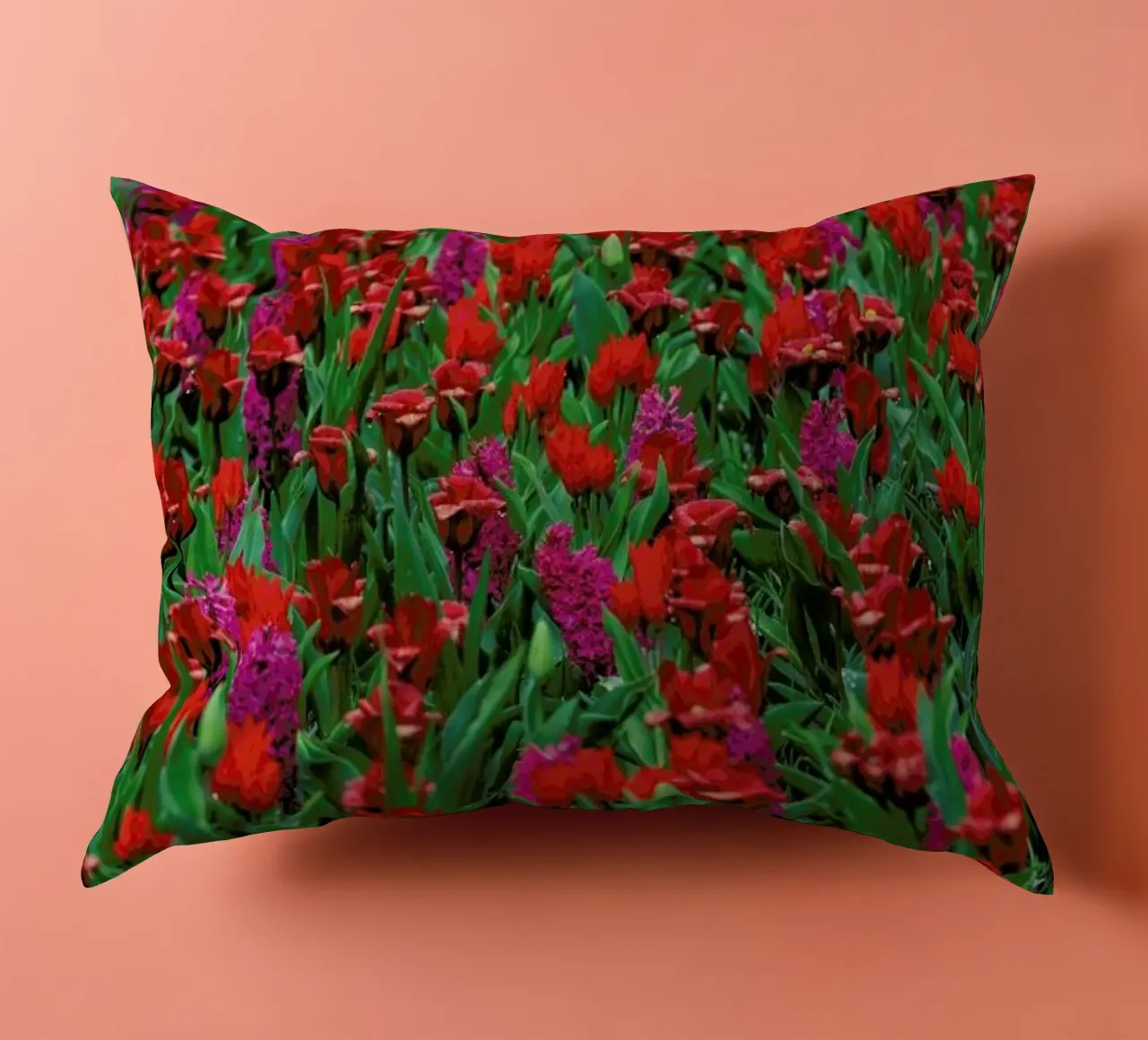 Tulip Field Red cuscino da Curious Collections by Marielle Leenders