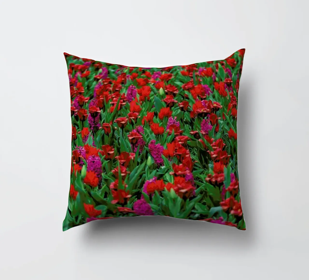 Tulip Field Red cuscino da Curious Collections by Marielle Leenders