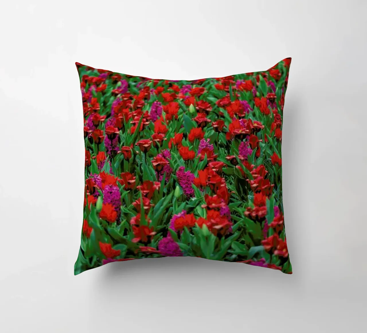 Tulip Field Red cuscino da Curious Collections by Marielle Leenders