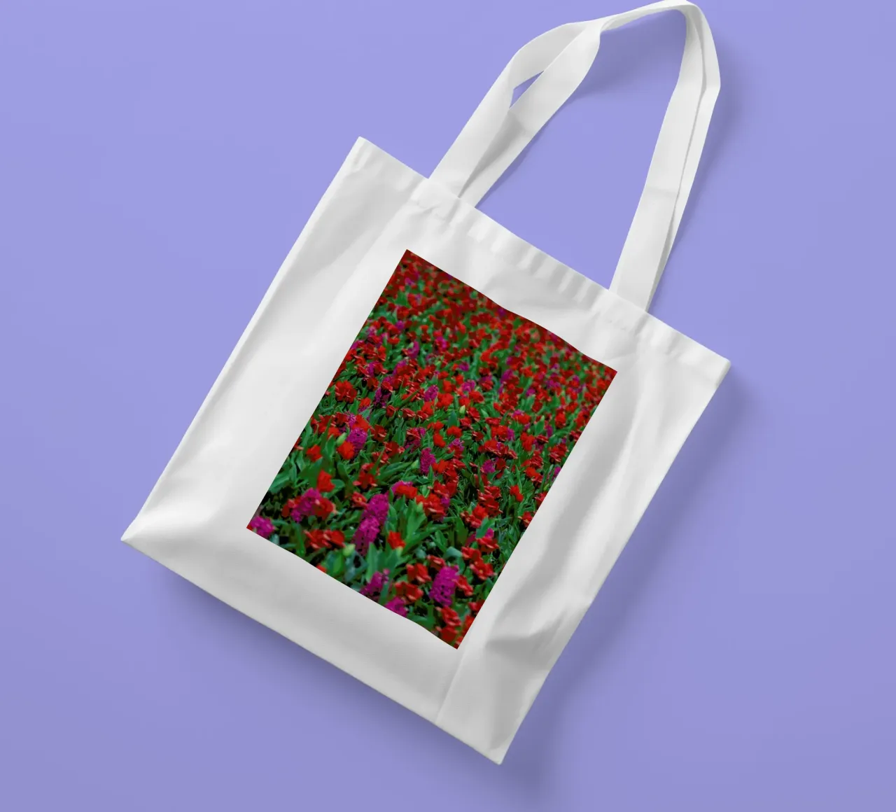 Tulip Field Red borsa in juta da Curious Collections by Marielle Leenders