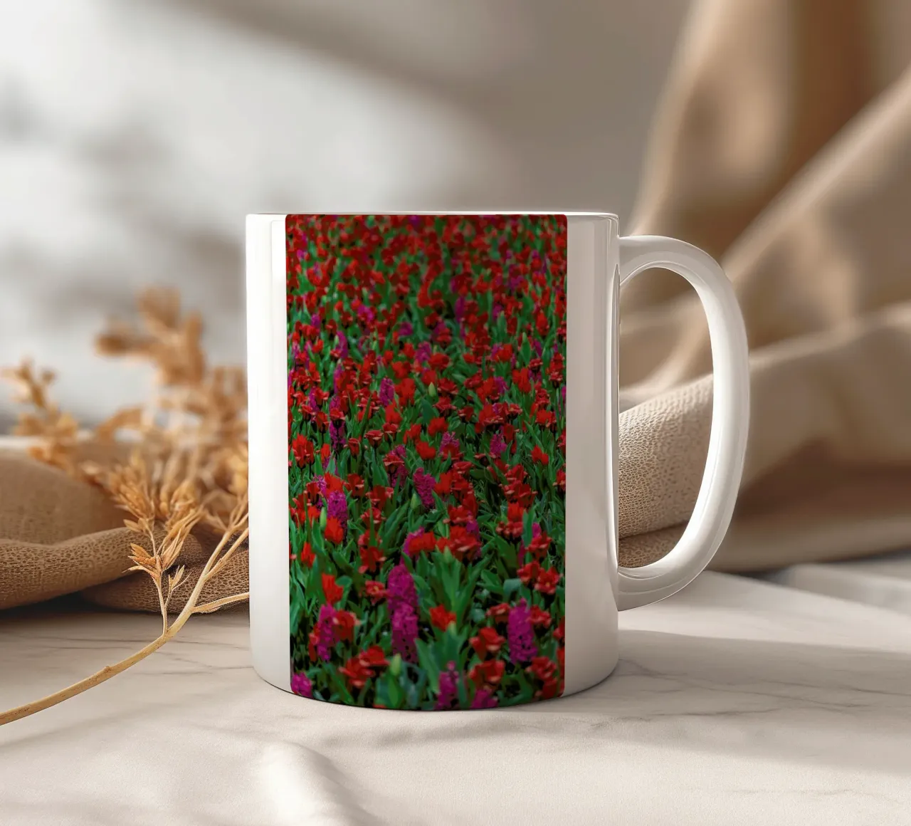 Tulip Field Red tazza in ceramica da Curious Collections by Marielle Leenders