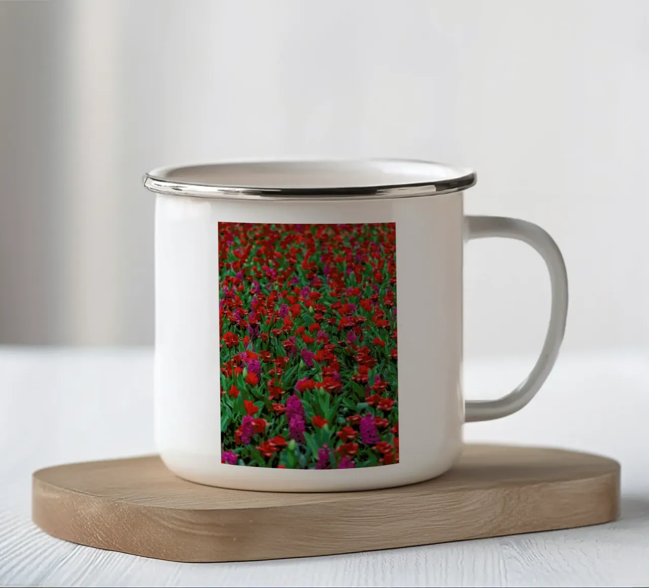 Tulip Field Red tazza in smalto da Curious Collections by Marielle Leenders