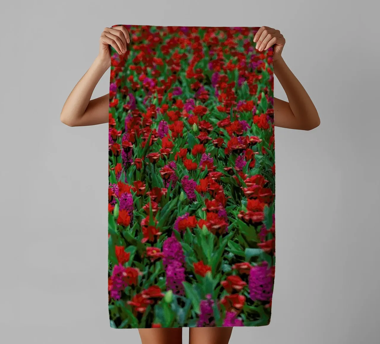 Tulip Field Red asciugamano da bagno da Curious Collections by Marielle Leenders