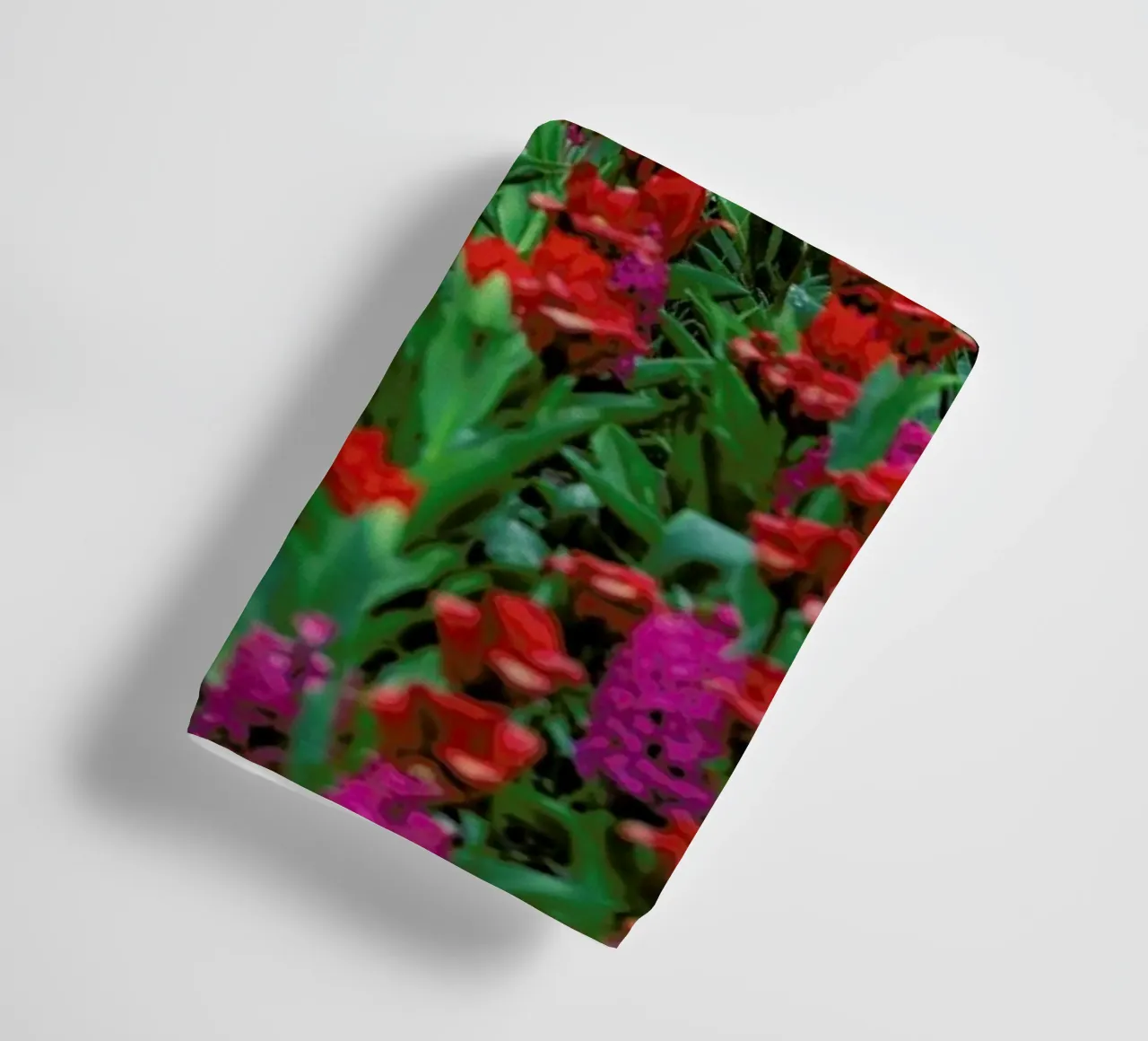 Tulip Field Red asciugamano da bagno da Curious Collections by Marielle Leenders