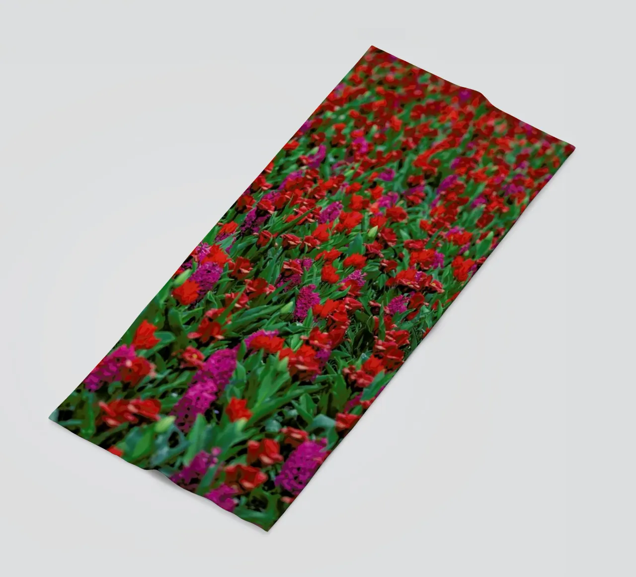 Tulip Field Red telo mare da Curious Collections by Marielle Leenders