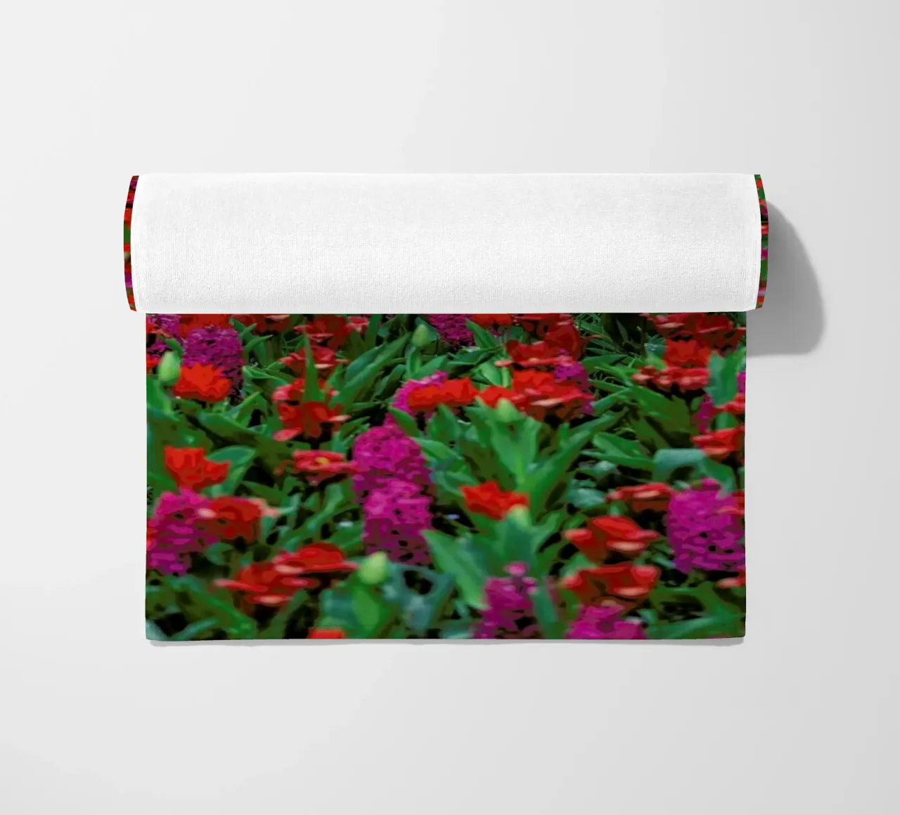 Tulip Field Red telo mare da Curious Collections by Marielle Leenders