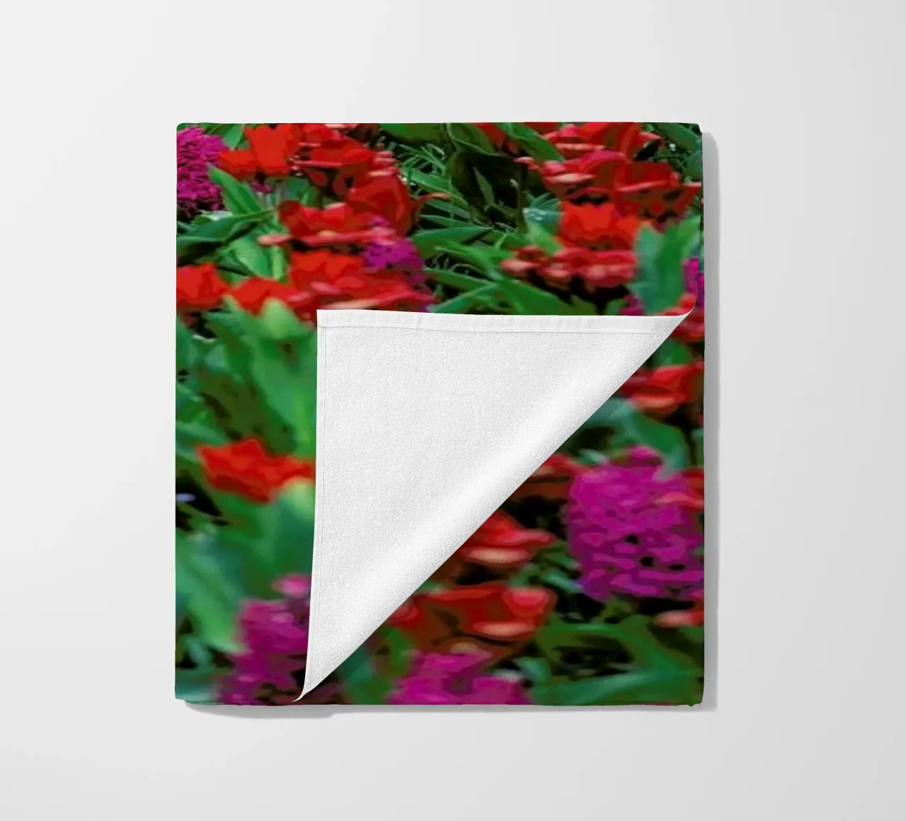Tulip Field Red telo mare da Curious Collections by Marielle Leenders