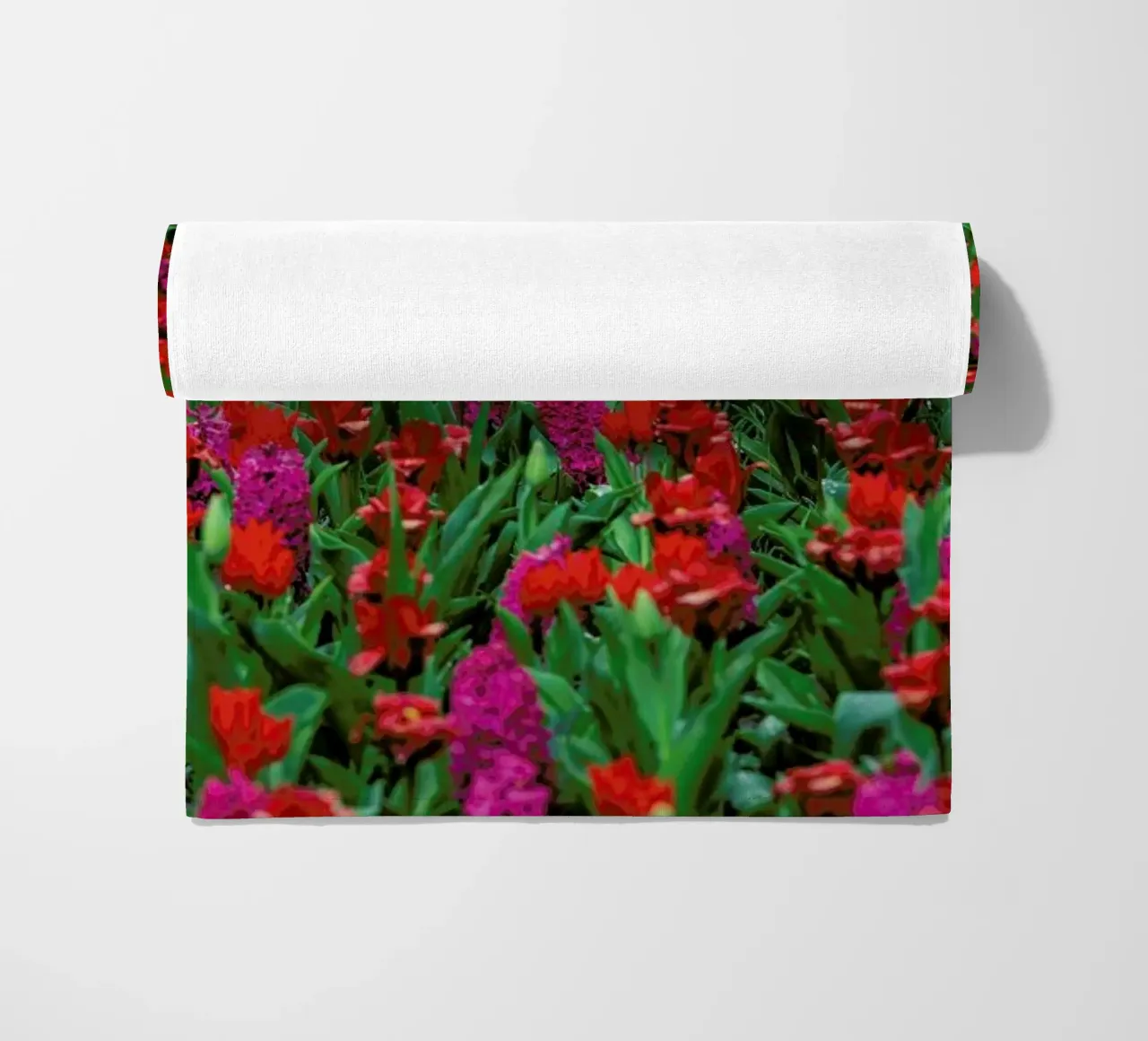 Tulip Field Red telo mare da Curious Collections by Marielle Leenders